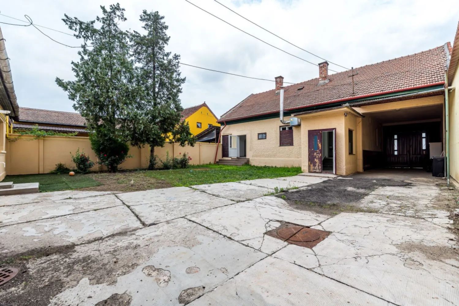 Casa cu potential multiplu cu teren generos pe strada Dunarii
