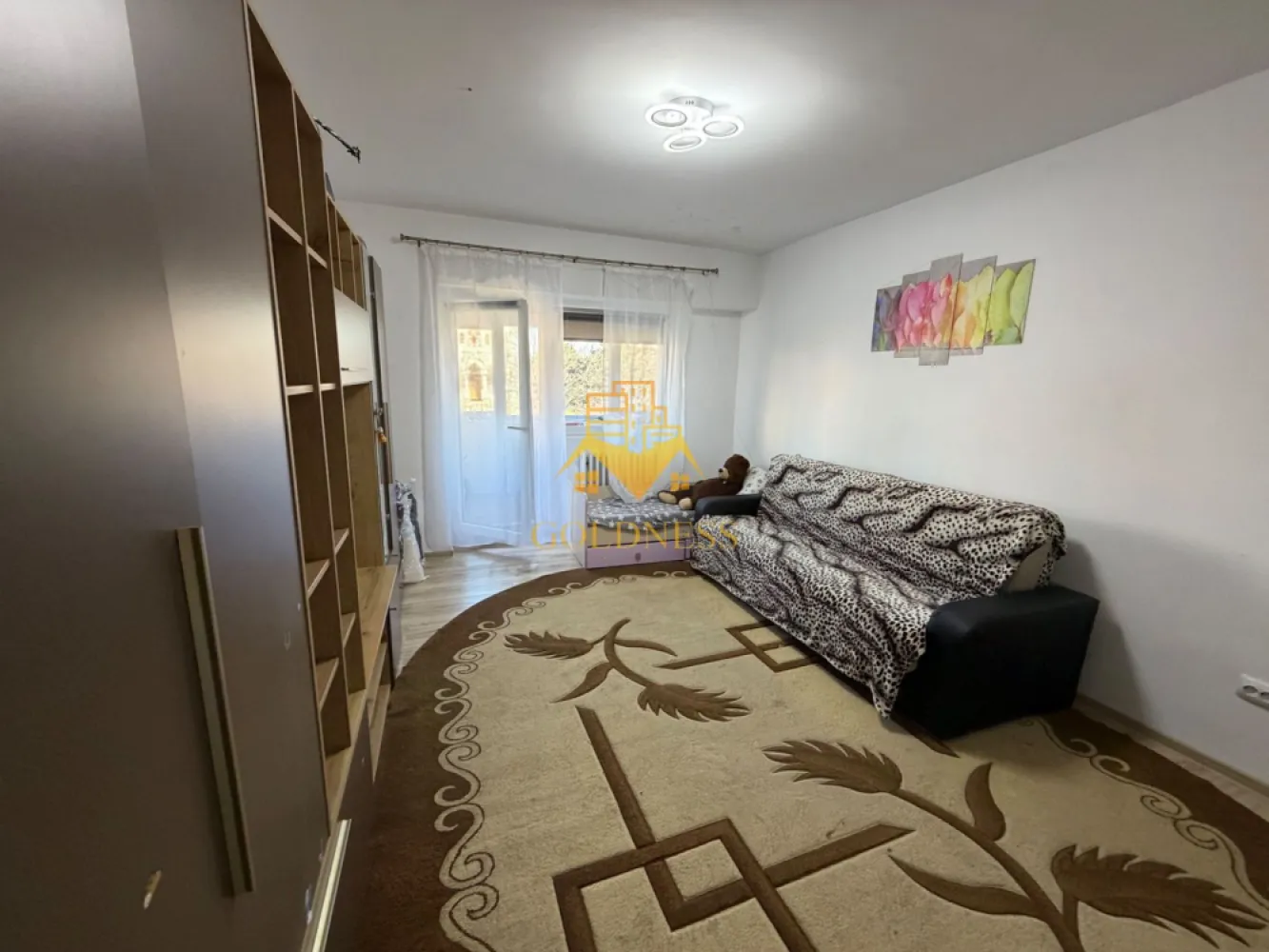 2 camere, decomandate, Marasti, Zona Aurel Vlaicu, MOL, FSEGA - GOLDNESS Imobiliare vă propune spre închiriere un apartament cu 2 camere complet mobilat și utilat, la etajul 1 într-un imobil de 8 etaje, în Cartierul Marasti. Posibilitatea de a parca în zonă. Se află în apropierea stațiilor de transport în comun, magazine, restaurante, spații verzi, farmacii, etc. Apartamentul este compartimentat astfel: - dormitor cu canapea extensibila dressing, noptiere - dormitor cu canapea extensibila ,spatiu pentru depozitare - bucătărie complet utilată și mobilată, loc de servit masa - baie cu cadă, calorifer port prosop și dulap pentru depozitare. - terasă de 8 mp. Imobilul este dotat cu toate cele necesare- centrală proprie, frigider, aragaz, hotă, mașină de spălat haine, etc. Dacă sunteți interesați de acest apartament și doriți să îl vizionați, dar și pentru alte oferte nu ezitați să ne contactați telefonic sau prin e-mail. Vă stăm la dispoziție! Pentru intermediere se percepe un comision de 50% din prețul chiriei! }}