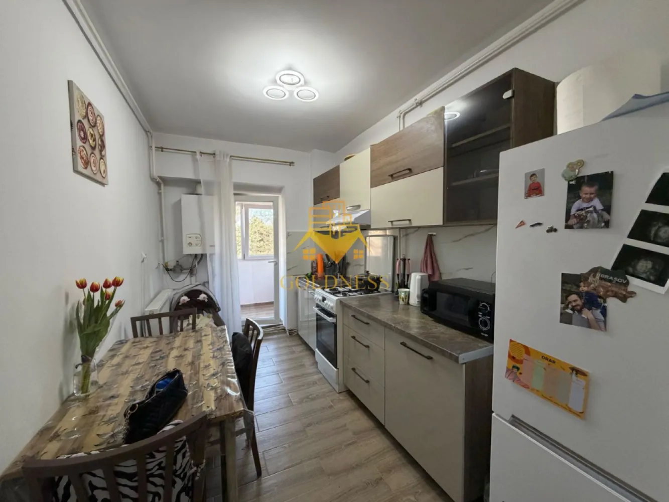2 camere, decomandate, Marasti, Zona Aurel Vlaicu, MOL, FSEGA - GOLDNESS Imobiliare vă propune spre închiriere un apartament cu 2 camere complet mobilat și utilat, la etajul 1 într-un imobil de 8 etaje, în Cartierul Marasti. Posibilitatea de a parca în zonă. Se află în apropierea stațiilor de transport în comun, magazine, restaurante, spații verzi, farmacii, etc. Apartamentul este compartimentat astfel: - dormitor cu canapea extensibila dressing, noptiere - dormitor cu canapea extensibila ,spatiu pentru depozitare - bucătărie complet utilată și mobilată, loc de servit masa - baie cu cadă, calorifer port prosop și dulap pentru depozitare. - terasă de 8 mp. Imobilul este dotat cu toate cele necesare- centrală proprie, frigider, aragaz, hotă, mașină de spălat haine, etc. Dacă sunteți interesați de acest apartament și doriți să îl vizionați, dar și pentru alte oferte nu ezitați să ne contactați telefonic sau prin e-mail. Vă stăm la dispoziție! Pentru intermediere se percepe un comision de 50% din prețul chiriei! }}