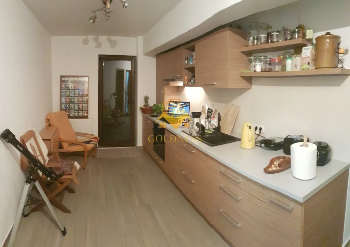 2 Camere decomandate, Parcare, Petfriendly, Curte, Zorilor, UMF, UTCN. - GOLDNESS Imobiliare vă propune spre închiriere un apartament cu 2 camere complet mobilat și utilat, la parterul unui imobil de 4 etaje, în Cartierul Zorilor. Parcare in curtea interioara inclusa! Se află în apropierea stațiilor de transport în comun, magazine, restaurante, spații verzi, farmacii, etc. Apartamentul este compartimentat astfel: - dormitor cu pat matrimonial, dressing, noptiere - cameră complet utilată și mobilată, cu loc de servit masa, ieșire în curte, destinată relaxării, dotată cu videoproiector și Fatboy. - baie cu cada, calorifer port prosop și dulap pentru depozitare. - curte 45 mp. Imobilul este dotat cu toate cele necesare- centrală proprie, frigider, aragaz, hotă, mașină de spălat haine, etc. Dacă sunteți interesați de acest apartament și doriți să îl vizionați, dar și pentru alte oferte nu ezitați să ne contactați telefonic sau prin e-mail. Vă stăm la dispoziție! Pentru intermediere se percepe un comision de 50% din prețul chiriei!