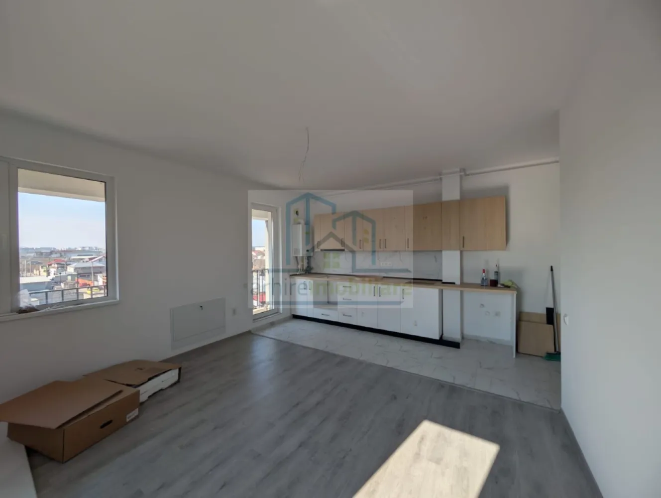 Apartament 2 Camere Incalzire in Pardoseala, Premium - Vă propunem spre vânzare un apartament cu 2 camere modern, situat într-o zonă excelent conectată, pe Strada Soldat Ghețu Anghel nr. 100-110. Proprietatea este ideală pentru cei care caută un echilibru între confortul unei locuințe noi și accesul rapid la facilitățile orașului. De ce să alegi acest apartament? Localizare Excelentă: Metrou: Doar 10-12 minute de mers pe jos. STB / RATB: Stație la 5-7 minute distanță. Cumpărături: Mega Image la doar 2-3 minute (practic lângă bloc). Confort Modern: Încălzire în pardoseală, centrală termică proprie și geamuri tripan (izolare fonică și termică de top). Gata de Locuit: Se vinde complet mobilat și utilat (bucătărie mobilată/utilată, dormitor cu pat matrimonial). Spațiu Eficient: 43 mp utili + balcon de 5,25 mp (48 mp total). Facilități Bloc: Etajul 3 din 4, imobil dotat cu lift. Preț: 97.800 Euro Usor Negociabil Comision 0 cumparator Acest apartament reprezintă o investiție sigură sau o locuință perfectă pentru un cuplu tânăr ori o persoană activă.