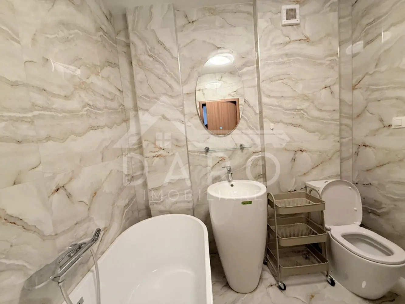 Apartament de inchiriat cu 3 camere , strada Papiu Ilarian - Închiriere apartament 3 camere – Strada Papiu Ilarian, Târgu Mureș 📍 Locație: vis-a-vis de Arhivele Statului Român 🏢 Bloc nou, finalizat în 2025 🛏 3 camere: living, două dormitoare 🍽 Compartimentare modernă: bucătărie separată, 2 băi, balcon 🚗 Parcare subterană inclusă 🔥 Încălzire în pardoseală 📍 Etaj 1 ✅ Apartament modern, ideal pentru familii sau profesioniști 📞 Pentru detalii și vizionări, contactează-mă în privat! }}