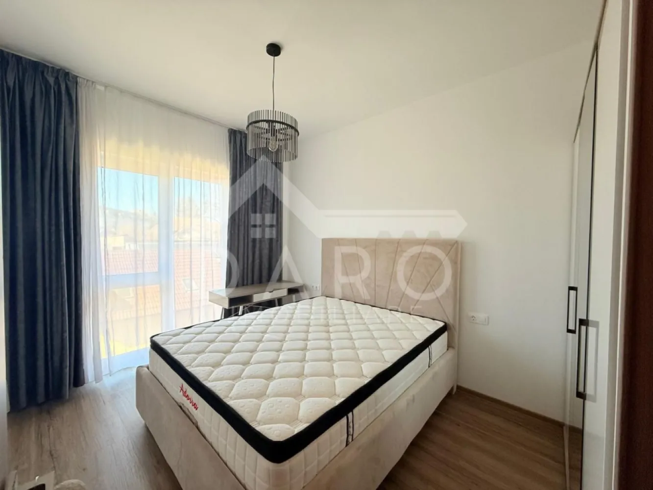 Apartament de inchiriat cu 3 camere , strada Papiu Ilarian - Închiriere apartament 3 camere – Strada Papiu Ilarian, Târgu Mureș 📍 Locație: vis-a-vis de Arhivele Statului Român 🏢 Bloc nou, finalizat în 2025 🛏 3 camere: living, două dormitoare 🍽 Compartimentare modernă: bucătărie separată, 2 băi, balcon 🚗 Parcare subterană inclusă 🔥 Încălzire în pardoseală 📍 Etaj 1 ✅ Apartament modern, ideal pentru familii sau profesioniști 📞 Pentru detalii și vizionări, contactează-mă în privat! }}