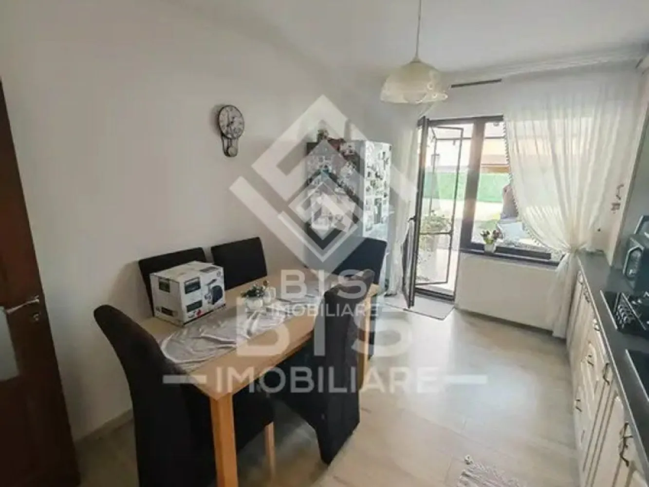 Casa P+E Zona Dedeman - Casă individuală superbă, 150 mp, zonă Dedeman, Bistriţa!

Casă individuală fermecătoare P+E, cu o suprafaţă utilă de 150 mp, situată în zona Dedeman, Bistriţa, aproape de OK Shopping Centre. Construită în 2020, casa oferă:

* 3 dormitoare cozy.
* Living spaţios şi luminos
* Bucătărie modernă şi complet utilată 
* 2 băi moderne
* 2 balcoane 
* Curte pavată, cu spaţii verzi amenajate, perfectă pentru relaxare şi petreceri în familie!
* 2 locuri de parcare în curte
* Orientare: S-E

Această casă oferă confortul şi spaţiul de care ai nevoie, într-o locaţie excelentă, aproape de toate facilităţile. Nu rata această oportunitate!

VAUNT ID: 101064