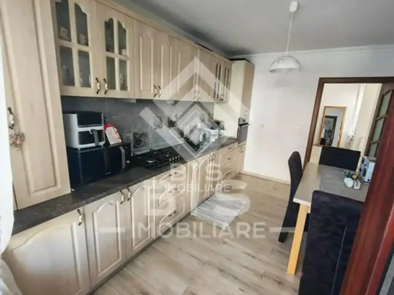 Casa P+E Zona Dedeman - Casă individuală superbă, 150 mp, zonă Dedeman, Bistriţa!

Casă individuală fermecătoare P+E, cu o suprafaţă utilă de 150 mp, situată în zona Dedeman, Bistriţa, aproape de OK Shopping Centre. Construită în 2020, casa oferă:

* 3 dormitoare cozy.
* Living spaţios şi luminos
* Bucătărie modernă şi complet utilată 
* 2 băi moderne
* 2 balcoane 
* Curte pavată, cu spaţii verzi amenajate, perfectă pentru relaxare şi petreceri în familie!
* 2 locuri de parcare în curte
* Orientare: S-E

Această casă oferă confortul şi spaţiul de care ai nevoie, într-o locaţie excelentă, aproape de toate facilităţile. Nu rata această oportunitate!

VAUNT ID: 101064