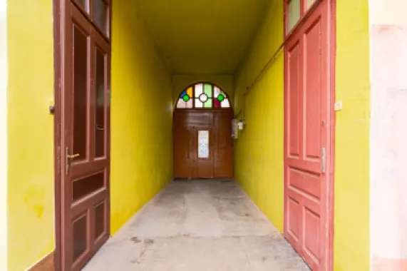 Apartament ultracentral Arad – 468 mp teren propriu, garaj, acces auto