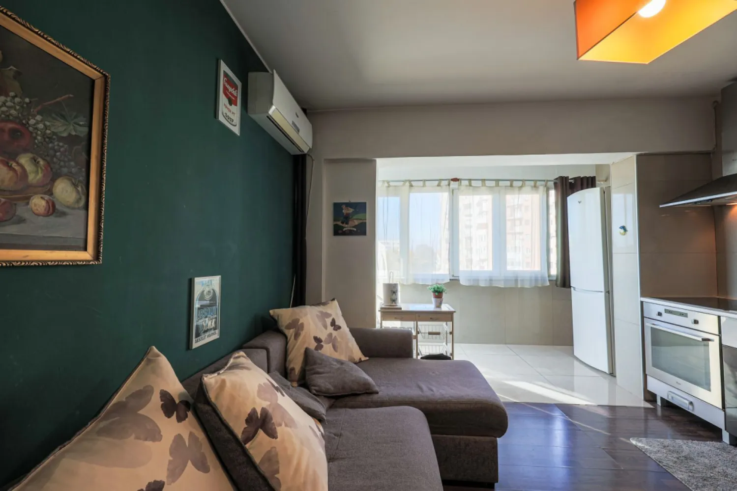 PRET NOU! Apartament mobilat și utilat în Piața Spitalului - Vă oferim spre achiziție un apartament situat în zona centrală – Piața Spitalului, una dintre cele mai căutate locații din Arad pentru locuit sau investiție. Apartamentul se află la etajul 3 al unui bloc cu lift, oferind confort, accesibilitate și o priveliște deschisă. Se vinde complet mobilat și utilat conform fotografiilor, fiind gata pentru mutare imediată. Preț: 85.000 € Comision 0% pentru cumpărător Contact: Sebastian Nica – 0722 252 639 Consultant Imobiliar – Agenția ACASĂ Arad Caracteristici principale: Living cu bucătărie open space, 2 dormitoare și o baie Aparat de aer condiționat pentru încălzire și răcire Etaj 3 / bloc cu lift Zonă centrală – Piața Spitalului Acces rapid la mijloace de transport, magazine, farmacii, spitale, universități Avantaje: Poziție excelentă – central, dar liniștit Ideal pentru locuință proprie sau închiriere pe termen lung / studenți Randament ridicat la investiție Zonă cu cerere constantă pentru închiriere Un apartament cu potențial real de valoare și confort urban, într-o locație accesibilă Pentru detalii și vizionare: Sebastian Nica – 0722 252 639 Nu dispui de toată suma? Te ajutăm noi gratuit! Îți obținem oferte de la 16 bănci. Ai o proprietate de vânzare în Arad și vrei să știi cât valorează cu adevărat? Sună-mă pentru o evaluare gratuită, fără obligații. Birou: ACASĂ | Agenție imobiliară Arad Bulevardul Decebal 2, Arad 310133 Cod proprietate: CP2785461 }}