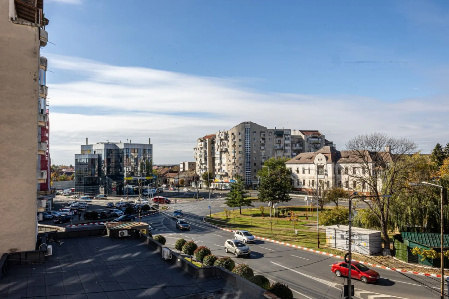 PRET NOU! Apartament mobilat și utilat în Piața Spitalului - Vă oferim spre achiziție un apartament situat în zona centrală – Piața Spitalului, una dintre cele mai căutate locații din Arad pentru locuit sau investiție. Apartamentul se află la etajul 3 al unui bloc cu lift, oferind confort, accesibilitate și o priveliște deschisă. Se vinde complet mobilat și utilat conform fotografiilor, fiind gata pentru mutare imediată. Preț: 85.000 € Comision 0% pentru cumpărător Contact: Sebastian Nica – 0722 252 639 Consultant Imobiliar – Agenția ACASĂ Arad Caracteristici principale: Living cu bucătărie open space, 2 dormitoare și o baie Aparat de aer condiționat pentru încălzire și răcire Etaj 3 / bloc cu lift Zonă centrală – Piața Spitalului Acces rapid la mijloace de transport, magazine, farmacii, spitale, universități Avantaje: Poziție excelentă – central, dar liniștit Ideal pentru locuință proprie sau închiriere pe termen lung / studenți Randament ridicat la investiție Zonă cu cerere constantă pentru închiriere Un apartament cu potențial real de valoare și confort urban, într-o locație accesibilă Pentru detalii și vizionare: Sebastian Nica – 0722 252 639 Nu dispui de toată suma? Te ajutăm noi gratuit! Îți obținem oferte de la 16 bănci. Ai o proprietate de vânzare în Arad și vrei să știi cât valorează cu adevărat? Sună-mă pentru o evaluare gratuită, fără obligații. Birou: ACASĂ | Agenție imobiliară Arad Bulevardul Decebal 2, Arad 310133 Cod proprietate: CP2785461 }}