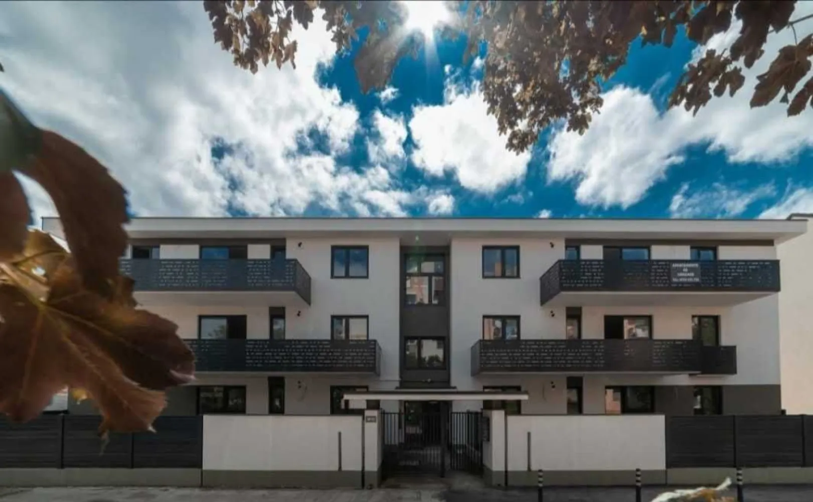 BRASADAS vinde ap 3 cam cu curte proprie in Carpati 2. - Agentia Imobiliara BRASADAS vinde apartament cu 3 camere, ce face parte dintr-un ansamblu rezidențial, împrejmuit, cu acces securizat prin barieră, în Cartierul Carpați II din municipiul Satu Mare. Apartamentul este amplasat la parterul unui imobil cu regim de înălțime P+2 finalizat în anul 2022. Locuința are o suprafață utilă totală de 70 mp, compartimentată eficient : - un living generos - bucătărie open space - două dormitoare - două holuri - două băi - curte / terasă spațioasă de 83 de mp amenajată și cu acces direct, înscrisă în CF - un loc de parcare în curtea ansamblului de blocuri, înscrisă în CF Apartamentul se vinde complet mobilat și utilat, având următoarele dotări esențiale: - încălzire în pardoseală, - centrală termică proprie, - ferestre termopan cu geam cu trei sticle, - sistem supraveghere video și antiefracție. - sistem de control acces cu videointerfon Accesul în apartament se poate face atât prin curtea poprie cât și folosind casa scărilor. Dacă sunteți în căutarea unui apartament spațios, luminos, situat într-o zonă liniștită și sigură, această proprietate este alegerea perfectă. Www.brasadas.com. }}