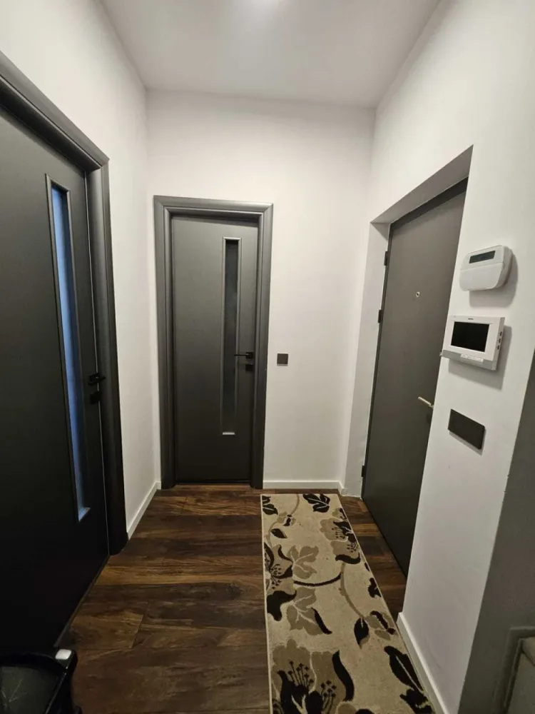 BRASADAS vinde ap 3 cam cu curte proprie in Carpati 2. - Agentia Imobiliara BRASADAS vinde apartament cu 3 camere, ce face parte dintr-un ansamblu rezidențial, împrejmuit, cu acces securizat prin barieră, în Cartierul Carpați II din municipiul Satu Mare. Apartamentul este amplasat la parterul unui imobil cu regim de înălțime P+2 finalizat în anul 2022. Locuința are o suprafață utilă totală de 70 mp, compartimentată eficient : - un living generos - bucătărie open space - două dormitoare - două holuri - două băi - curte / terasă spațioasă de 83 de mp amenajată și cu acces direct, înscrisă în CF - un loc de parcare în curtea ansamblului de blocuri, înscrisă în CF Apartamentul se vinde complet mobilat și utilat, având următoarele dotări esențiale: - încălzire în pardoseală, - centrală termică proprie, - ferestre termopan cu geam cu trei sticle, - sistem supraveghere video și antiefracție. - sistem de control acces cu videointerfon Accesul în apartament se poate face atât prin curtea poprie cât și folosind casa scărilor. Dacă sunteți în căutarea unui apartament spațios, luminos, situat într-o zonă liniștită și sigură, această proprietate este alegerea perfectă. Www.brasadas.com. }}