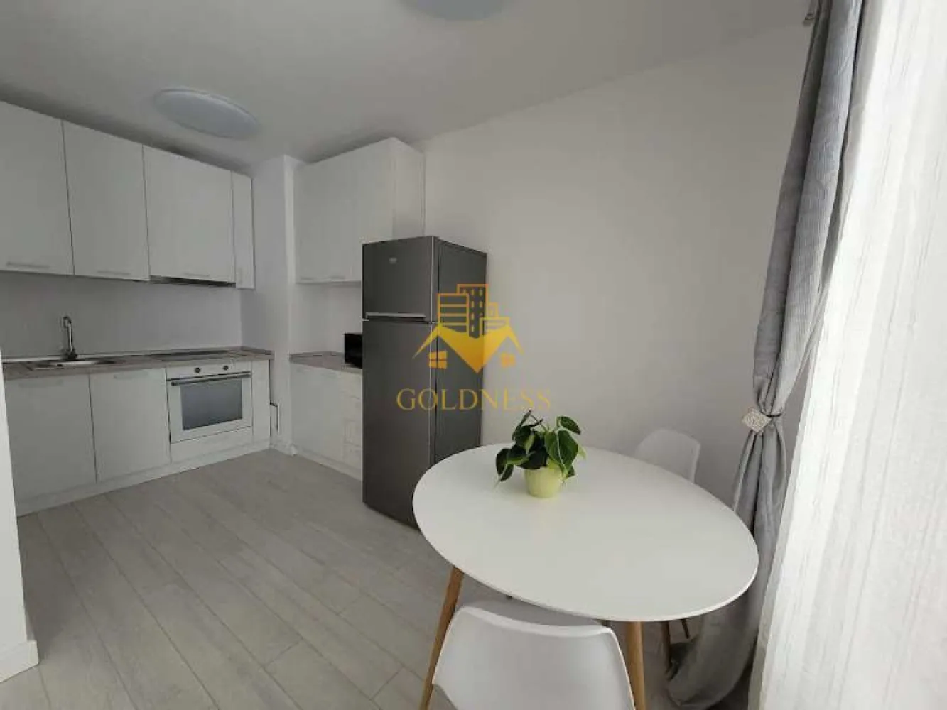1 camera, modern, Zorilor, UMF, UTCN, Golden Tulip, LIDL - GOLDNESS Imobiliare vă propune spre închiriere un apartament cu 1 camera complet mobilat și utilat, la Parterul unui imobil de 4 etaje, în Cartierul Zorilor, Zona Golden Tulip. Se află în apropierea stațiilor de transport în comun, magazine, restaurante, spații verzi, farmacii, etc. Apartamentul este compartimentat astfel: - dormitor cu pat matrimonial, - living cu bucatarie open space complet utilată și mobilată, canapea extensibilă, loc de servit masa - baie cu cabina de dus, calorifer port prosop și dulap pentru depozitare. - terasa de 10 mp. Imobilul este dotat cu toate cele necesare- centrală proprie, frigider, aragaz, hotă, mașină de spălat haine, etc. Dacă sunteți interesați de acest apartament și doriți să îl vizionați, dar și pentru alte oferte nu ezitați să ne contactați telefonic sau prin e-mail. Vă stăm la dispoziție! Pentru intermediere se percepe un comision de 50% din prețul chiriei! }}
