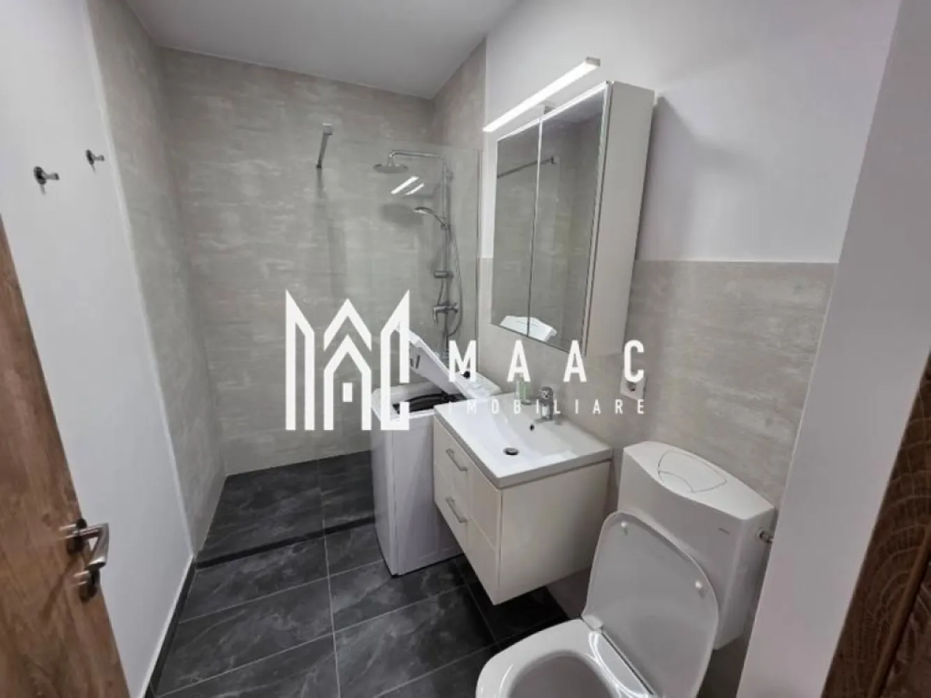 Apartament 1 Cameră | 40 Mp | Zona Ștefan cel Mare - MAAC Imobiliare vă propune spre vânzare un apartament cu 1 cameră decomandat, situat la etajul 2, într-un bloc nou din Complexul Rezidențial Henri Coandă – Ștefan cel Mare. Proprietatea este complet finisată, mobilată și utilată LUX PREMIUM, fiind pregătită pentru a fi locuită imediat, fără investiții suplimentare. Detalii Apartament Suprafață utilă: 40 mp Două balcoane: 4,85 mp și 1,62 mp Etaj: 2 Compartimentare: decomandat Orientare: SUD – lumină naturală maximă și priveliște directă către Munții Făgăraș Dotări & Beneficii Apartament complet mobilat cu mobilier IKEA Mobilier de bucătărie MDF mat + stejar, realizat la comandă, cu accesorii premium (soft-close) Electrocasnice noi, premium Aer condiționat smart Centrală termică pe gaz în condensare Tâmplărie PVC 5 camere + plase insecte + rulouri interioare black-out Două balcoane finisate cu gresie de exterior Finisaje moderne, atent alese, stil lux contemporan Specificații Tehnice Izolație exterioară cu polistiren Încălzire cu calorifere noi + centrală în condensare Balcoane finisate complet Expunere sudică pentru confort sporit și eficiență energetică Descrierea Spațiilor Interioare Bucătărie Mobilier MDF mat + stejar Electrocasnice noi: frigider, mașină de spălat vase, plită vitroceramică, cuptor electric, cuptor cu microunde Samsung Chiuvetă Franke neagră + baterie Franke Iluminat LED IKEA Zonă de dining pentru 2 persoane Cameră – Living & Dormitor Spațiul este inteligent împărțit în două zone separate printr-un perete riflat din lemn masiv: Living: canapea extensibilă, comodă TV, suport TV, masă extensibilă pentru 4–6 persoane Dormitor: pat matrimonial IKEA cu 4 sertare depozitare + saltea memory foam, dulap haine IKEA, tăblie cu noptiere și spații de depozitare integrate Baia Walk-in shower Mașină de spălat haine Baterii GROHE WC suspendat Duravit + rezervor semi-înălțime Geberit Hol Pantofar mare Oglindă IKEA Cuier + bancă cu spațiu de depozitare Facilități Ansamblu Rezidențial Henri Coandă Spații verzi generoase și arbori ornamentali Locuri de joacă pentru copii Priveliste panoramică spre munți Loc de parcare inclus + blocator cu telecomandă Drumuri pavate integral Două căi rapide de acces către autostradă Contact Pentru mai multe detalii sau pentru a programa o vizionare, vă rugăm să ne contactați specificând ID:CP2834589 }}