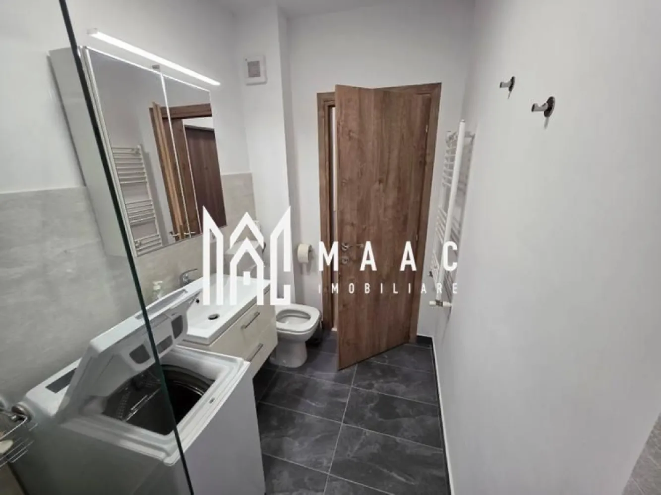 Apartament 1 Cameră | 40 Mp | Zona Ștefan cel Mare - MAAC Imobiliare vă propune spre vânzare un apartament cu 1 cameră decomandat, situat la etajul 2, într-un bloc nou din Complexul Rezidențial Henri Coandă – Ștefan cel Mare. Proprietatea este complet finisată, mobilată și utilată LUX PREMIUM, fiind pregătită pentru a fi locuită imediat, fără investiții suplimentare. Detalii Apartament Suprafață utilă: 40 mp Două balcoane: 4,85 mp și 1,62 mp Etaj: 2 Compartimentare: decomandat Orientare: SUD – lumină naturală maximă și priveliște directă către Munții Făgăraș Dotări & Beneficii Apartament complet mobilat cu mobilier IKEA Mobilier de bucătărie MDF mat + stejar, realizat la comandă, cu accesorii premium (soft-close) Electrocasnice noi, premium Aer condiționat smart Centrală termică pe gaz în condensare Tâmplărie PVC 5 camere + plase insecte + rulouri interioare black-out Două balcoane finisate cu gresie de exterior Finisaje moderne, atent alese, stil lux contemporan Specificații Tehnice Izolație exterioară cu polistiren Încălzire cu calorifere noi + centrală în condensare Balcoane finisate complet Expunere sudică pentru confort sporit și eficiență energetică Descrierea Spațiilor Interioare Bucătărie Mobilier MDF mat + stejar Electrocasnice noi: frigider, mașină de spălat vase, plită vitroceramică, cuptor electric, cuptor cu microunde Samsung Chiuvetă Franke neagră + baterie Franke Iluminat LED IKEA Zonă de dining pentru 2 persoane Cameră – Living & Dormitor Spațiul este inteligent împărțit în două zone separate printr-un perete riflat din lemn masiv: Living: canapea extensibilă, comodă TV, suport TV, masă extensibilă pentru 4–6 persoane Dormitor: pat matrimonial IKEA cu 4 sertare depozitare + saltea memory foam, dulap haine IKEA, tăblie cu noptiere și spații de depozitare integrate Baia Walk-in shower Mașină de spălat haine Baterii GROHE WC suspendat Duravit + rezervor semi-înălțime Geberit Hol Pantofar mare Oglindă IKEA Cuier + bancă cu spațiu de depozitare Facilități Ansamblu Rezidențial Henri Coandă Spații verzi generoase și arbori ornamentali Locuri de joacă pentru copii Priveliste panoramică spre munți Loc de parcare inclus + blocator cu telecomandă Drumuri pavate integral Două căi rapide de acces către autostradă Contact Pentru mai multe detalii sau pentru a programa o vizionare, vă rugăm să ne contactați specificând ID:CP2834589 }}