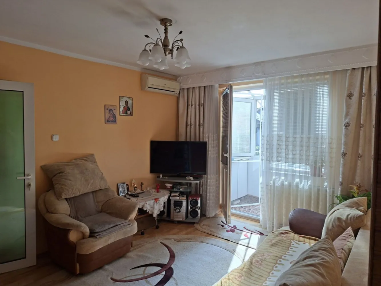 BRASADAS vinde ap 2 cam 52 mp. Etaj 4/4 ULTRACENTRAL. - Agenția imobiliara BRASADAS vinde apartament semidecomandat cu 2 camere, in zona ULTRACENTRALA, la etajul 4/4.
Doua camere semidecomandate, baie cu geam, bucatarie, balcon inchis, centrala termica, geamuri si uși termopan, parchet triplu stratificat, debara, AC, etc. in bloc de CĂRĂMIDA.
Se vinde mobilat si utilat împreună cu 2 beciuri de 28 mp si de 5 mp.
Suprafata totala construita de 65,46 mp. si suprafata utila de 52 mp.
Cota 15/1625 parte teren in folosință comuna.
Avantaje: scoli si licee in apropiere, supermarket, Parc Central, Piata Mare, etc. 
Pentru mai multe oferte accesați www.brasadas.com.
