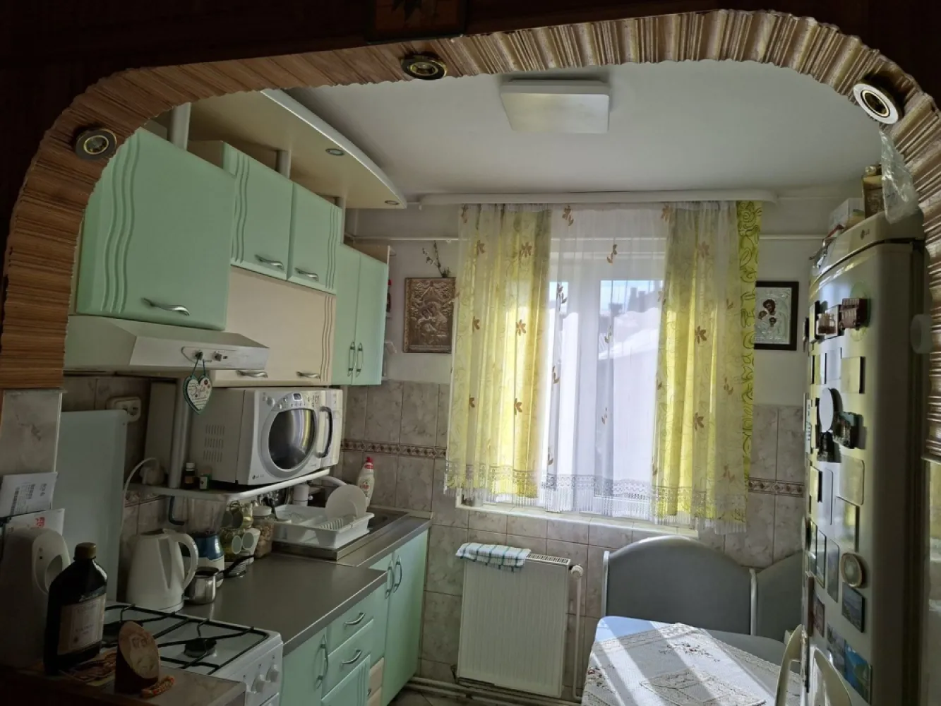 BRASADAS vinde ap 2 cam 52 mp. Etaj 4/4 ULTRACENTRAL. - Agenția imobiliara BRASADAS vinde apartament semidecomandat cu 2 camere, in zona ULTRACENTRALA, la etajul 4/4.
Doua camere semidecomandate, baie cu geam, bucatarie, balcon inchis, centrala termica, geamuri si uși termopan, parchet triplu stratificat, debara, AC, etc. in bloc de CĂRĂMIDA.
Se vinde mobilat si utilat împreună cu 2 beciuri de 28 mp si de 5 mp.
Suprafata totala construita de 65,46 mp. si suprafata utila de 52 mp.
Cota 15/1625 parte teren in folosință comuna.
Avantaje: scoli si licee in apropiere, supermarket, Parc Central, Piata Mare, etc. 
Pentru mai multe oferte accesați www.brasadas.com.