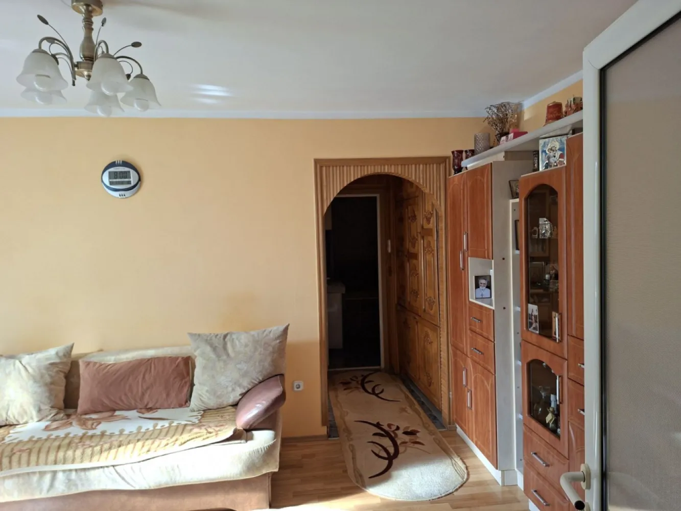 BRASADAS vinde ap 2 cam 52 mp. Etaj 4/4 ULTRACENTRAL. - Agenția imobiliara BRASADAS vinde apartament semidecomandat cu 2 camere, in zona ULTRACENTRALA, la etajul 4/4.
Doua camere semidecomandate, baie cu geam, bucatarie, balcon inchis, centrala termica, geamuri si uși termopan, parchet triplu stratificat, debara, AC, etc. in bloc de CĂRĂMIDA.
Se vinde mobilat si utilat împreună cu 2 beciuri de 28 mp si de 5 mp.
Suprafata totala construita de 65,46 mp. si suprafata utila de 52 mp.
Cota 15/1625 parte teren in folosință comuna.
Avantaje: scoli si licee in apropiere, supermarket, Parc Central, Piata Mare, etc. 
Pentru mai multe oferte accesați www.brasadas.com.