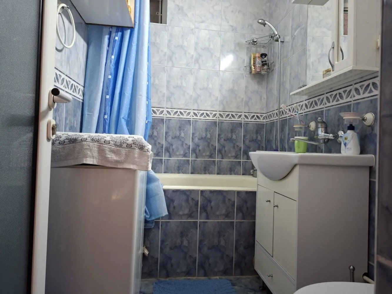 BRASADAS vinde ap 2 cam 52 mp. Etaj 4/4 ULTRACENTRAL. - Agenția imobiliara BRASADAS vinde apartament semidecomandat cu 2 camere, in zona ULTRACENTRALA, la etajul 4/4.
Doua camere semidecomandate, baie cu geam, bucatarie, balcon inchis, centrala termica, geamuri si uși termopan, parchet triplu stratificat, debara, AC, etc. in bloc de CĂRĂMIDA.
Se vinde mobilat si utilat împreună cu 2 beciuri de 28 mp si de 5 mp.
Suprafata totala construita de 65,46 mp. si suprafata utila de 52 mp.
Cota 15/1625 parte teren in folosință comuna.
Avantaje: scoli si licee in apropiere, supermarket, Parc Central, Piata Mare, etc. 
Pentru mai multe oferte accesați www.brasadas.com.