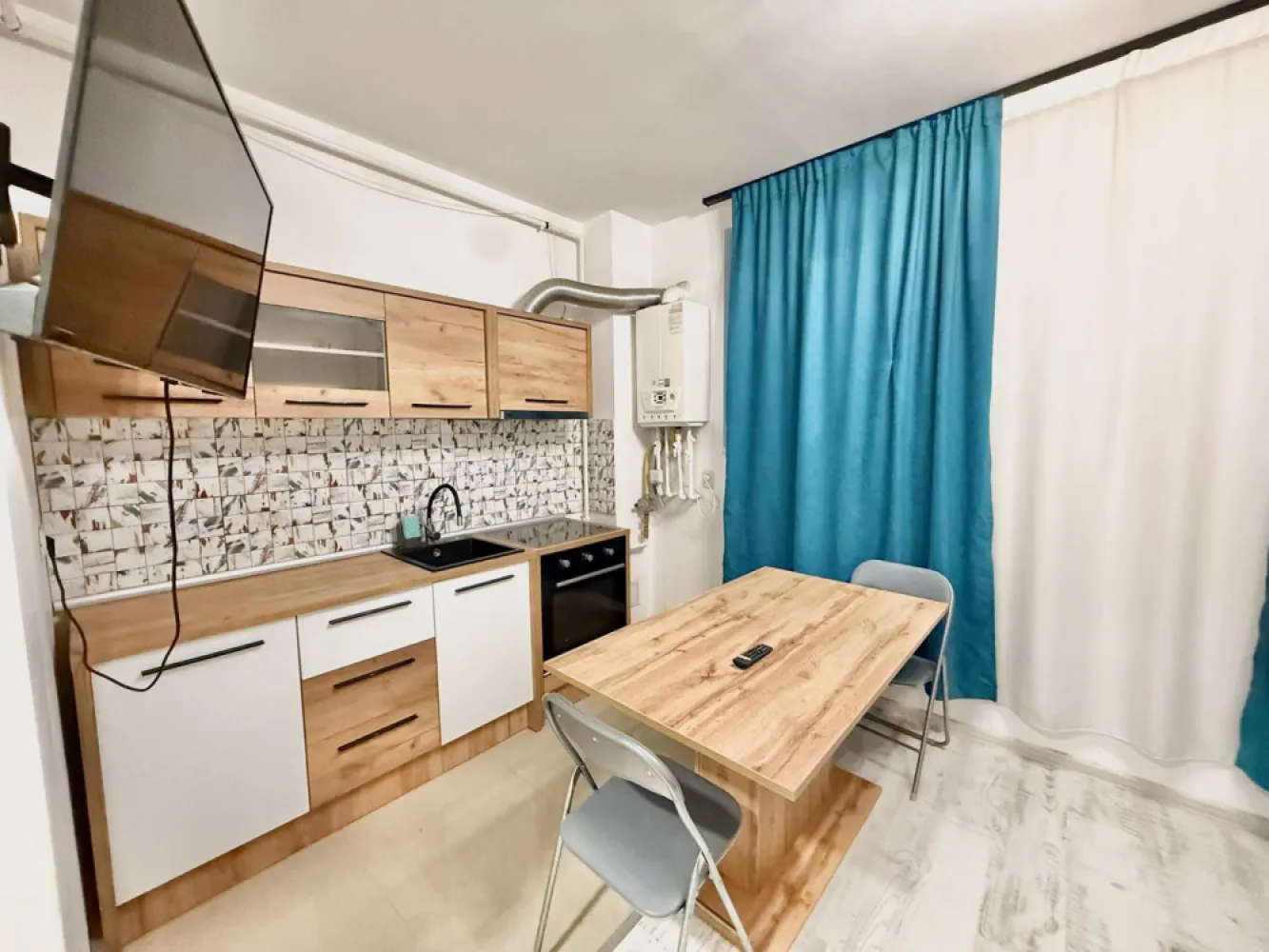 Gars. mobilata Militari Residence - demisol inalt mutare imediata - TVA INCLUS !! Vă prezentăm o garsonieră deosebită, situată în cartierul Militari Residence, într-un bloc modern cu regim de înălțime P+7, poziționat strategic pentru a vă oferi confort și accesibilitate. Detalii proprietate: - Tip: Garsonieră - Etaj: Demisol înalt - Finalizata - mutare imediata !! - Locație: Militari Residence Avantaje: - Bloc nou, construit cu materiale de calitate, garantând un standard ridicat de confort. - Poziție excelentă, în imediata apropiere a mijloacelor de transport în comun, pentru o deplasare facilă către orice zonă a orașului. - Acces rapid la instituții educaționale (școli publice), centre comerciale, supermarketuri și mall-uri. - Zonă liniștită, ideală pentru locuit sau investiție. Acum este momentul să achiziționați locuința visurilor dumneavoastră! Contactați-ne pentru mai multe detalii și programarea unei vizionări. }}