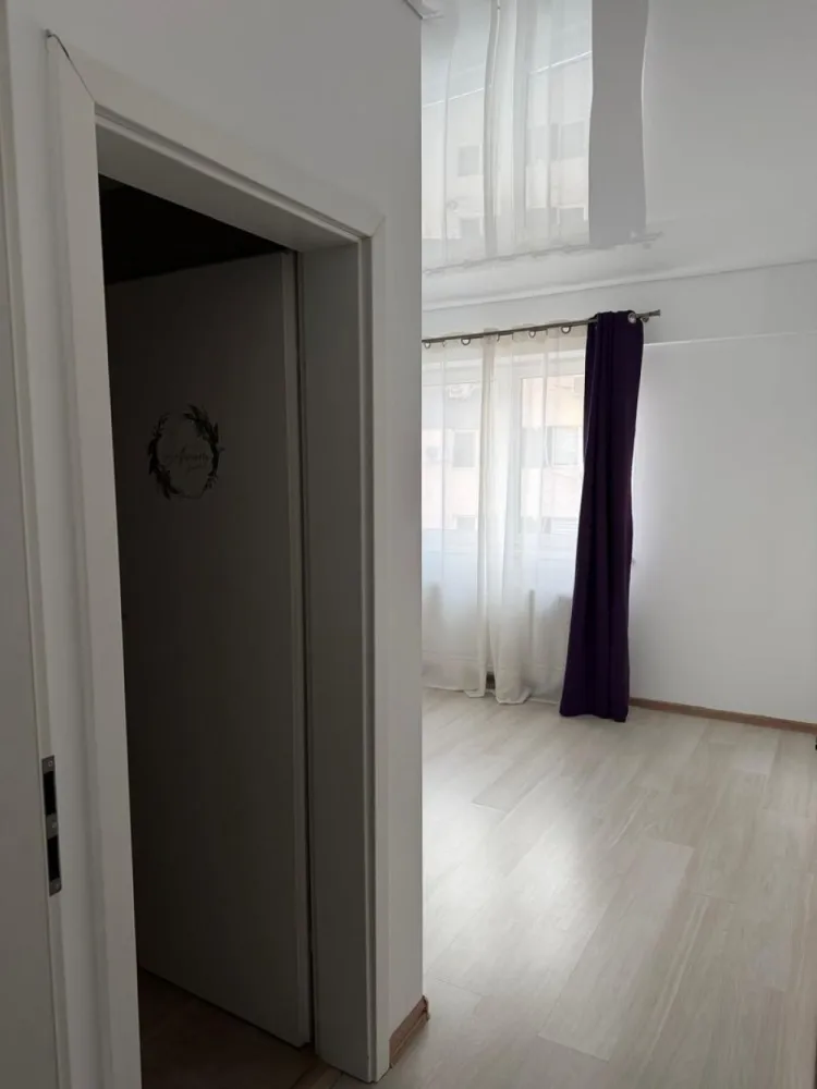 Apartament cu 3 camere decomandat Militari- Pollux Residence - COMISION 0% Vă propunem spre vânzare un apartament cu 3 camere, decomandat, situat în complexul rezidențial Pollux Residence, o zonă modernă și bine conectată din cartierul Militari. Locuința este amplasată la etajul 3 din 8 al unui imobil construit recent, cu lift și spații comune bine întreținute. Apartamentul are o compartimentare eficientă și practică, fiind compus din living generos, două dormitoare luminoase, bucătărie separată, două băi și balcon. Configurația decomandată oferă intimitate și confort, fiind ideală pentru o familie sau pentru investiție. Apartamentul se vinde nemobilat, oferind viitorului proprietar libertatea de a-l amenaja și personaliza după propriul gust și necesități. Spațiul generos permite multiple variante de design interior și optimizare a fiecărei încăperi. Complexul beneficiază de acces securizat și este situat în apropierea supermarketurilor, școlilor, grădinițelor, restaurantelor și mijloacelor de transport în comun. Accesul rapid către centre comerciale importante și către principalele artere ale orașului face din această proprietate o alegere practică atât pentru locuit, cât și pentru investiție pe termen lung. }}