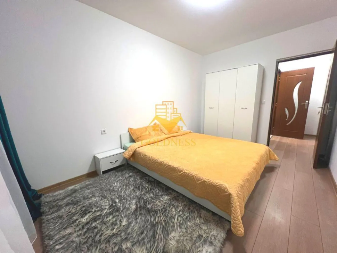2 camere open space, Parcare, Zona Tineretului, Floresti - GOLDNESS Imobiliare vă propune spre închiriere un apartament cu 2 camere open-space complet mobilat și utilat, la etajul 2 într-un imobil de 4 etaje, în Floresti, strada Tineretului, nr 20-22. Dispune de loc de parcare! Apartamentul este compartimentat astfel: - dormitor cu pat matrimonial, dressing, noptiere - living cu bucatarie open-space complet utilată, canapea extensibilă, loc de servit masa - baie cu vana, calorifer port prosop inox și dulap pentru depozitare. - terasa de 8 mp. Imobilul este dotat cu toate cele necesare- centrală proprie, mașină de spălat haine, frigider, aragaz, hotă, etc. Se află în apropierea stațiilor de transport în comun, magazine, restaurante, spații verzi, farmacii, etc. Dacă sunteți interesați de acest apartament și doriți să îl vizionați, dar și pentru alte oferte sau detalii nu ezitați să ne contactați telefonic sau prin e-mail. Vă stăm la dispoziție! Pentru intermediere se percepe un comision de 50% din prețul chiriei! }}
