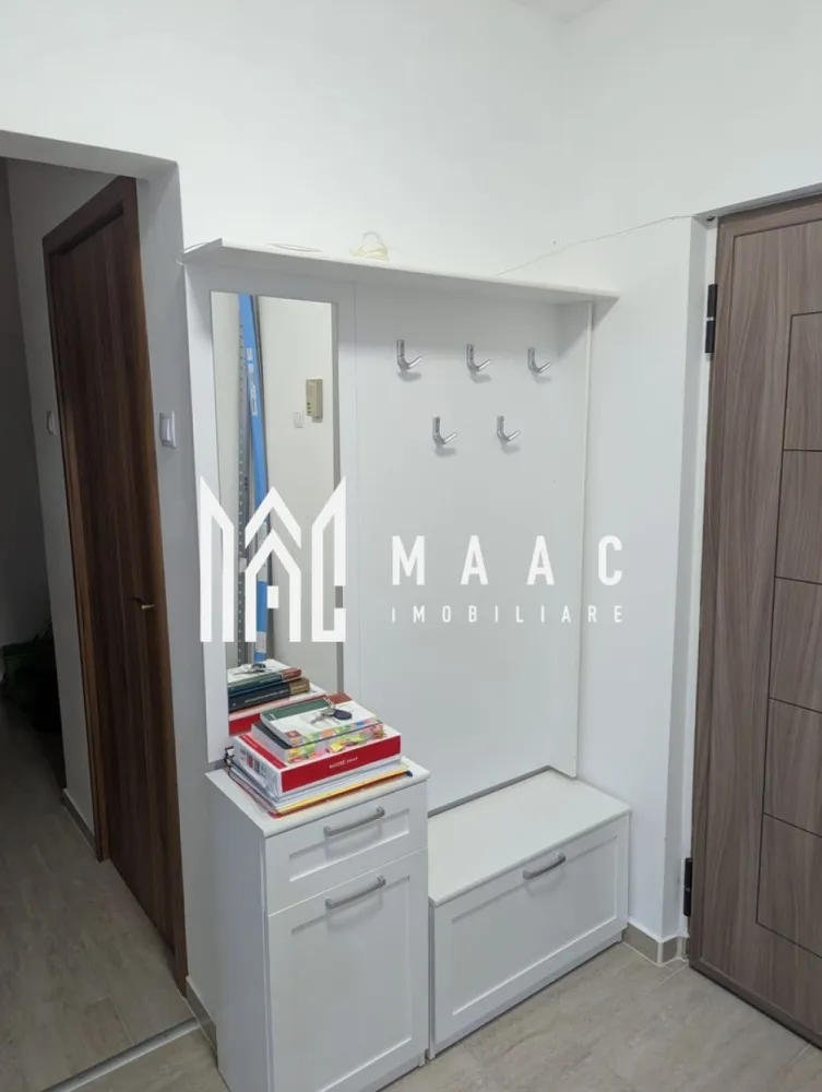 Apartament 3 camere | 80 MPU | Balcon | Mihai Viteazu - MAAC Imobiliare vă propune spre închiriere un apartament cu 3 camere situat pe bulevardul Mihai Viteazu, amplasat la etajul 4 al unui imobil dotat cu lift. Proprietatea dispune de o suprafață utilă de 80 mp și a fost renovată, oferind un spațiu confortabil și funcțional, potrivit pentru locuire pe termen lung într-una dintre zonele bine conectate ale orașului. Apartamentul beneficiază de centrală termică proprie pentru un control eficient al temperaturii și de mașină de spălat, iar baia este prevăzută cu aerisire naturală, un avantaj important pentru confortul zilnic. Caracteristici: -apartament cu 3 camere -suprafață utilă de 80 mp -etaj 4 -imobil cu lift -centrală termică proprie -mașină de spălat -renovat -baie cu aerisire Nu sunt acceptate animale de companie. Se percepe o garanție în cuantumul unei chirii lunare. Perioada minimă de închiriere este de 12 luni. Pentru mai multe detalii, vă rugăm să specificați telefonic că ați văzut anunțul cu numărul CP2967801. }}