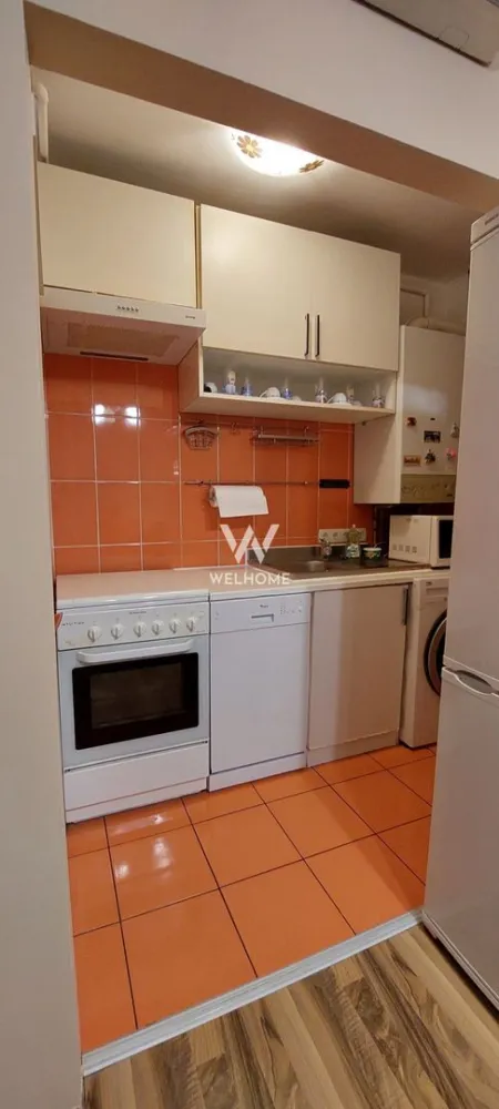 Apartament 3 camere, decomandat, etaj 1, zona Cedonia Sibiu - Apartament cu 3 camere, decomandat – Cedonia, Sibiu | Etaj 1 | Ideal pentru locuit sau investiție Vă prezentăm spre vânzare un apartament cu 3 camere, decomandat, situat la etajul 1 al unui bloc cu 4 etaje, într-una dintre cele mai apreciate zone ale orașului Sibiu – Cedonia. Locuința este foarte bine întreținută și îngrijită, fiind complet funcțională și pregătită pentru mutare imediată, fără investiții suplimentare. De asemenea, apartamentul reprezintă o oportunitate foarte bună pentru investiție, fiind potrivit pentru închiriere pe termen lung. În prezent, în apartament locuiesc chiriași, ceea ce poate reprezenta un avantaj pentru viitorul proprietar care dorește să continue închirierea. Un alt avantaj important este locația excelentă, cu acces rapid către magazine, transport public și alte puncte de interes. La aproximativ 2 minute de mers pe jos se află supermarketul Profi și stația de transport public. Accesul către imobil se face pe stradă asfaltată și iluminată. Compartimentare: • hol • bucătărie închisă cu geam • cameră de zi • dormitor pentru copii • dormitor matrimonial • baie cu cadă În fața blocului există locuri de parcare la comun, iar în mod obișnuit se găsesc locuri disponibile. 💰 Preț: 82.000 € 📞 Pentru mai multe informații sau programarea unei vizionări: 0745 99 55 37 }}