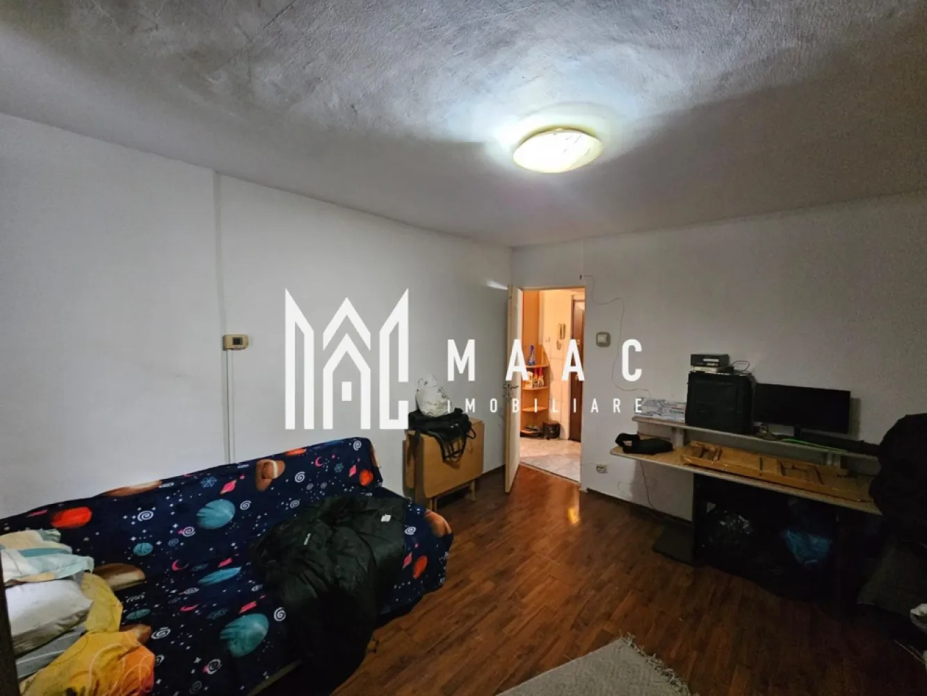 Garsoniera | Strand 2 | Etaj 1 | Boxa - MAAC Imobiliare vă propune spre vânzare o garsonieră situată în cartierul Ștrand II, una dintre cele mai apreciate zone ale orașului datorită liniștii, accesului rapid la punctele de interes și comunității bine dezvoltate. Detalii proprietate Tip: Garsonieră Cartier: Ștrand II, Sibiu Etaj: 1 Compartimentare practică, spațiu luminos și bine proporționat Ideală pentru locuit sau investiție Avantaje zonă Aproape de magazine, farmacii, stații de autobuz Parcuri și spații verzi în imediata vecinătate Acces rapid către centrul orașului Pentru detalii si programarea unei vizionari mentionati CP2834357 }}