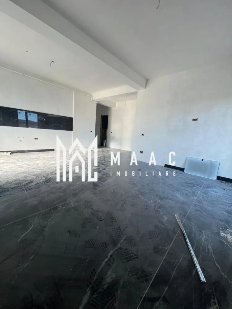 Apartament 3 camere | Penthouse | Bloc Nou | Ostroveni - MAAC Imobiliare vă propune spre vânzare un apartament exclusivist cu 3 camere, tip penthouse, situat în Râmnicu Vâlcea, în cartierul Ostroveni, în zona Bulevardului Dem Rădulescu – una dintre cele mai apreciate zone rezidențiale ale orașului. Proprietatea este amplasată într-un bloc nou, finalizat în anul 2025 și intabulat, cu regim mic de înălțime (P+3), oferind un plus de confort, intimitate și liniște. Apartamentul impresionează prin suprafața totală generoasă de 172 mp, compartimentarea eficientă și finisajele premium, fiind alegerea ideală pentru cei care își doresc un stil de viață modern și rafinat. Locuința dispune de: * living spațios și luminos * 2 dormitoare * 2 grupuri sanitare * o terasă generoasă ce oferă un view panoramic deosebit asupra zonei Terasa reprezintă un spațiu perfect pentru relaxare, socializare sau amenajarea unei zone private de petrecere a timpului liber. Din punct de vedere al confortului, apartamentul beneficiază de dotări moderne: * încălzire în pardoseală * aer condiționat Imobilul este construit la standarde ridicate, având placă de beton deasupra ultimului etaj și acoperiș, oferind astfel un plus de izolare și durabilitate. În prețul afișat este inclus și un loc de parcare subteran / garaj, un avantaj important pentru confortul viitorilor proprietari. Datorită poziționării excelente, suprafeței generoase și dotărilor premium, această proprietate reprezintă o oportunitate ideală atât pentru locuit, cât și pentru investiție. Pentru mai multe informații sau pentru programarea unei vizionări, echipa MAAC Imobiliare vă stă la dispoziție. ID : CP2968354 }}