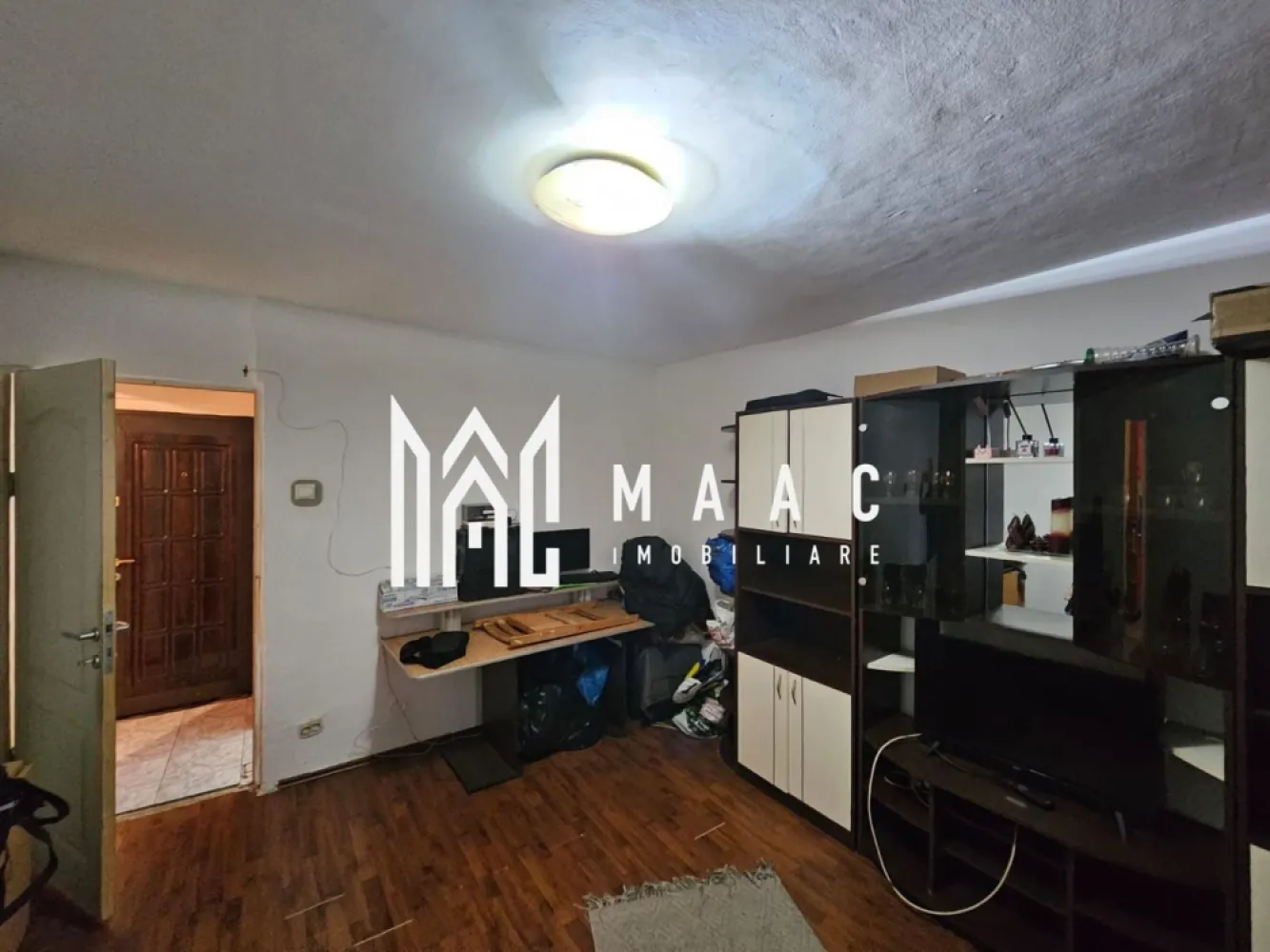 Garsoniera | Strand 2 | Etaj 1 | Boxa - MAAC Imobiliare vă propune spre vânzare o garsonieră situată în cartierul Ștrand II, una dintre cele mai apreciate zone ale orașului datorită liniștii, accesului rapid la punctele de interes și comunității bine dezvoltate. Detalii proprietate Tip: Garsonieră Cartier: Ștrand II, Sibiu Etaj: 1 Compartimentare practică, spațiu luminos și bine proporționat Ideală pentru locuit sau investiție Avantaje zonă Aproape de magazine, farmacii, stații de autobuz Parcuri și spații verzi în imediata vecinătate Acces rapid către centrul orașului Pentru detalii si programarea unei vizionari mentionati CP2834357 }}