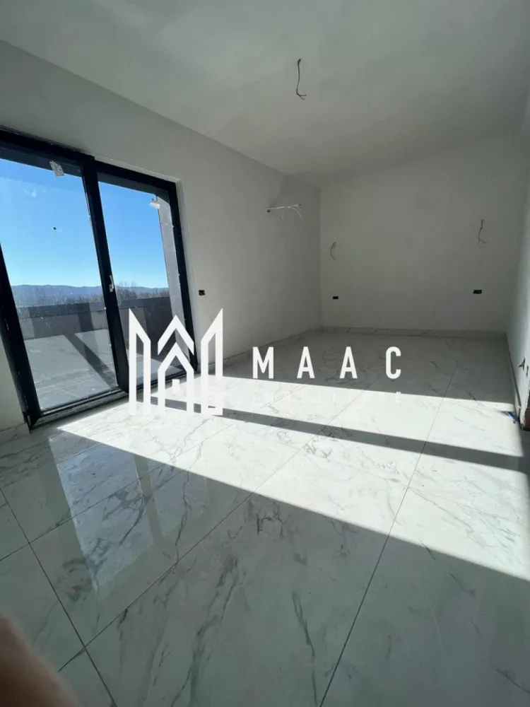 Apartament 2 camere | Bloc Nou INTABULAT | Ostroveni - MAAC Imobiliare vă propune spre vânzare un apartament modern cu 2 camere, decomandat, situat în cartierul Ostroveni, în apropierea Bulevardului Dem Rădulescu, una dintre cele mai căutate zone rezidențiale din Râmnicu Vâlcea. Locuința se află într-un bloc nou, finalizat în anul 2025, construit la standarde moderne, cu fațadă ventilată și terasă securizată cu sticlă. Apartamentul este poziționat la etajul 3 din 3, într-un imobil dotat cu lift, oferind liniște, intimitate și o vedere panoramică deosebită asupra zonei. Proprietatea are o suprafață utilă de 54 mp și o suprafață totală de 67 mp, la care se adaugă o terasă generoasă de 14 mp, cu acces direct din fiecare încăpere a locuinței – un spațiu ideal pentru relaxare sau pentru amenajarea unei zone de petrecere a timpului liber. Apartamentul se vinde la cheie și beneficiază de dotări moderne precum: * centrală termică proprie * încălzire în pardoseală * aer condiționat În plus, proprietatea include și un garaj subteran, oferind confort și siguranță pentru automobilul dumneavoastră. Zona este liniștită, cu acces facil către puncte de interes, fiind într-o continuă dezvoltare, ceea ce face din această proprietate o alegere excelentă atât pentru locuit, cât și pentru investiție. Pentru mai multe informații sau pentru programarea unei vizionări, echipa MAAC Imobiliare vă stă la dispoziție. ID: CP2968290 }}