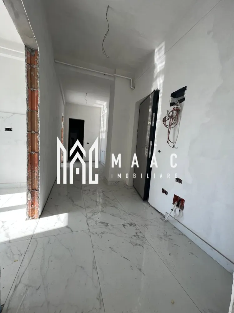 Apartament 2 camere | Bloc Nou INTABULAT | Ostroveni - MAAC Imobiliare vă propune spre vânzare un apartament modern cu 2 camere, decomandat, situat în cartierul Ostroveni, în apropierea Bulevardului Dem Rădulescu, una dintre cele mai căutate zone rezidențiale din Râmnicu Vâlcea. Locuința se află într-un bloc nou, finalizat în anul 2025, construit la standarde moderne, cu fațadă ventilată și terasă securizată cu sticlă. Apartamentul este poziționat la etajul 3 din 3, într-un imobil dotat cu lift, oferind liniște, intimitate și o vedere panoramică deosebită asupra zonei. Proprietatea are o suprafață utilă de 54 mp și o suprafață totală de 67 mp, la care se adaugă o terasă generoasă de 14 mp, cu acces direct din fiecare încăpere a locuinței – un spațiu ideal pentru relaxare sau pentru amenajarea unei zone de petrecere a timpului liber. Apartamentul se vinde la cheie și beneficiază de dotări moderne precum: * centrală termică proprie * încălzire în pardoseală * aer condiționat În plus, proprietatea include și un garaj subteran, oferind confort și siguranță pentru automobilul dumneavoastră. Zona este liniștită, cu acces facil către puncte de interes, fiind într-o continuă dezvoltare, ceea ce face din această proprietate o alegere excelentă atât pentru locuit, cât și pentru investiție. Pentru mai multe informații sau pentru programarea unei vizionări, echipa MAAC Imobiliare vă stă la dispoziție. ID: CP2968290 }}