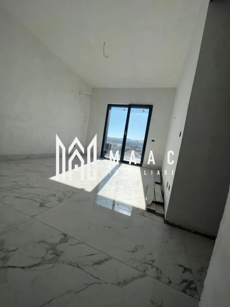 Apartament 2 camere | Bloc Nou INTABULAT | Ostroveni - MAAC Imobiliare vă propune spre vânzare un apartament modern cu 2 camere, decomandat, situat în cartierul Ostroveni, în apropierea Bulevardului Dem Rădulescu, una dintre cele mai căutate zone rezidențiale din Râmnicu Vâlcea. Locuința se află într-un bloc nou, finalizat în anul 2025, construit la standarde moderne, cu fațadă ventilată și terasă securizată cu sticlă. Apartamentul este poziționat la etajul 3 din 3, într-un imobil dotat cu lift, oferind liniște, intimitate și o vedere panoramică deosebită asupra zonei. Proprietatea are o suprafață utilă de 54 mp și o suprafață totală de 67 mp, la care se adaugă o terasă generoasă de 14 mp, cu acces direct din fiecare încăpere a locuinței – un spațiu ideal pentru relaxare sau pentru amenajarea unei zone de petrecere a timpului liber. Apartamentul se vinde la cheie și beneficiază de dotări moderne precum: * centrală termică proprie * încălzire în pardoseală * aer condiționat În plus, proprietatea include și un garaj subteran, oferind confort și siguranță pentru automobilul dumneavoastră. Zona este liniștită, cu acces facil către puncte de interes, fiind într-o continuă dezvoltare, ceea ce face din această proprietate o alegere excelentă atât pentru locuit, cât și pentru investiție. Pentru mai multe informații sau pentru programarea unei vizionări, echipa MAAC Imobiliare vă stă la dispoziție. ID: CP2968290 }}