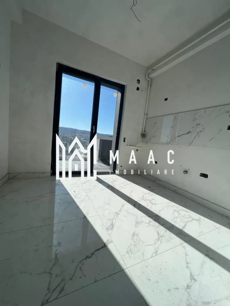 Apartament 2 camere | Bloc Nou INTABULAT | Ostroveni - MAAC Imobiliare vă propune spre vânzare un apartament modern cu 2 camere, decomandat, situat în cartierul Ostroveni, în apropierea Bulevardului Dem Rădulescu, una dintre cele mai căutate zone rezidențiale din Râmnicu Vâlcea. Locuința se află într-un bloc nou, finalizat în anul 2025, construit la standarde moderne, cu fațadă ventilată și terasă securizată cu sticlă. Apartamentul este poziționat la etajul 3 din 3, într-un imobil dotat cu lift, oferind liniște, intimitate și o vedere panoramică deosebită asupra zonei. Proprietatea are o suprafață utilă de 54 mp și o suprafață totală de 67 mp, la care se adaugă o terasă generoasă de 14 mp, cu acces direct din fiecare încăpere a locuinței – un spațiu ideal pentru relaxare sau pentru amenajarea unei zone de petrecere a timpului liber. Apartamentul se vinde la cheie și beneficiază de dotări moderne precum: * centrală termică proprie * încălzire în pardoseală * aer condiționat În plus, proprietatea include și un garaj subteran, oferind confort și siguranță pentru automobilul dumneavoastră. Zona este liniștită, cu acces facil către puncte de interes, fiind într-o continuă dezvoltare, ceea ce face din această proprietate o alegere excelentă atât pentru locuit, cât și pentru investiție. Pentru mai multe informații sau pentru programarea unei vizionări, echipa MAAC Imobiliare vă stă la dispoziție. ID: CP2968290 }}