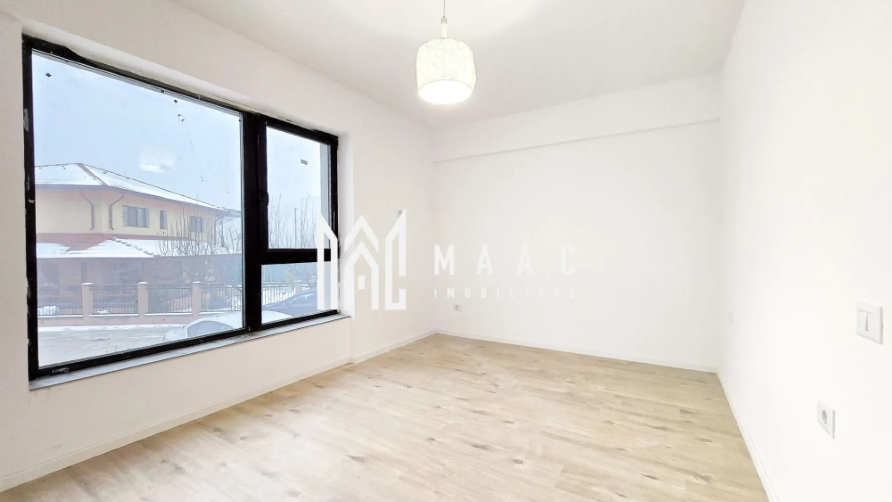 Apartament Bulevard 2 camere | Loc parcare subteran - ID anunț: CP2957695 MAAC Imobiliare vă propune spre vânzare un apartament nou, recent finalizat, situat într-o zonă liniștită de case, ideal pentru locuit. Apartamentul este amplasat la parter înalt într-un imobil modern cu 3 etaje și are o suprafață totală de 64 mp. Compartimentarea este practică și modernă, fiind compus din: hol de acces living open space zonă de dining dormitor dressing baie terasă Locuința beneficiază de finisaje moderne și dotări de calitate, printre care: gresie și faianță tâmplărie PVC cu geam termopan încălzire în pardoseală obiecte sanitare încastrate în perete centrală termică pe gaz (recent montată) Apartamentul se vinde împreună cu un loc de parcare în parcarea subterană, inclus în preț. Imobilul este situat într-o zonă exclusiv de case, ceea ce oferă liniște și intimitate, fără posibilitatea construirii altor blocuri în imediata apropiere. Se acceptă credit ipotecar. Pentru mai multe informații sau pentru programarea unei vizionări, nu ezitați să ne contactați. }}