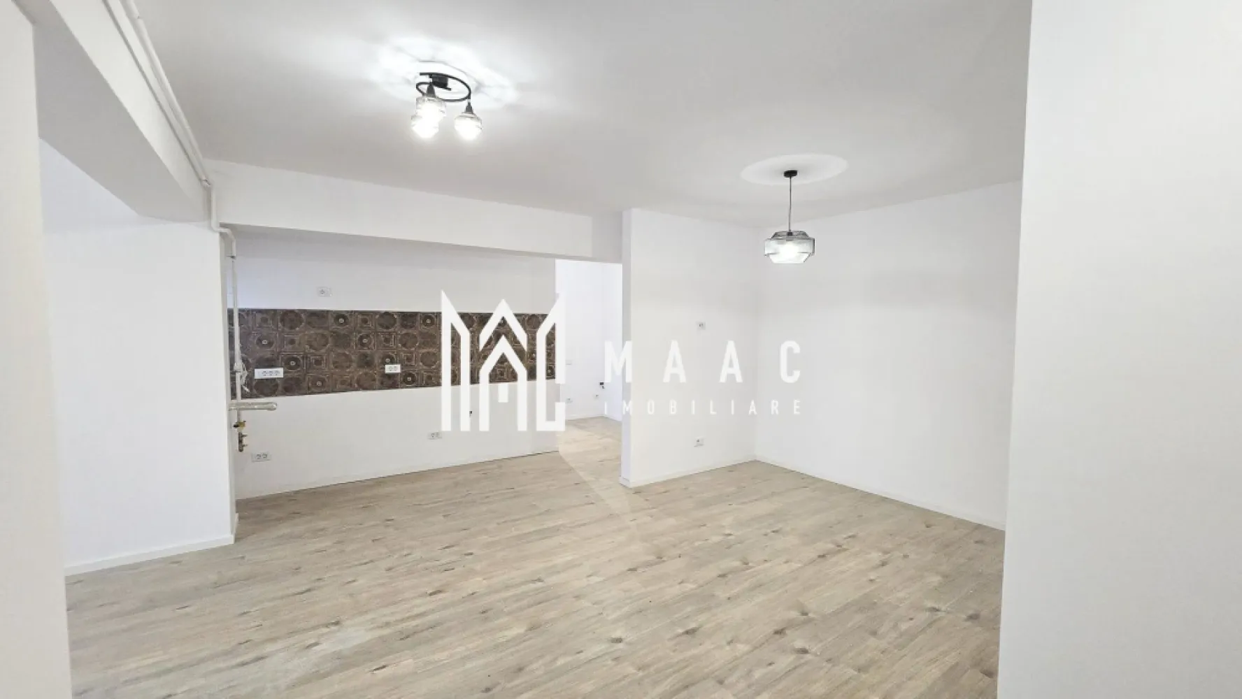 Apartament Bulevard 2 camere | Loc parcare subteran - ID anunț: CP2957695 MAAC Imobiliare vă propune spre vânzare un apartament nou, recent finalizat, situat într-o zonă liniștită de case, ideal pentru locuit. Apartamentul este amplasat la parter înalt într-un imobil modern cu 3 etaje și are o suprafață totală de 64 mp. Compartimentarea este practică și modernă, fiind compus din: hol de acces living open space zonă de dining dormitor dressing baie terasă Locuința beneficiază de finisaje moderne și dotări de calitate, printre care: gresie și faianță tâmplărie PVC cu geam termopan încălzire în pardoseală obiecte sanitare încastrate în perete centrală termică pe gaz (recent montată) Apartamentul se vinde împreună cu un loc de parcare în parcarea subterană, inclus în preț. Imobilul este situat într-o zonă exclusiv de case, ceea ce oferă liniște și intimitate, fără posibilitatea construirii altor blocuri în imediata apropiere. Se acceptă credit ipotecar. Pentru mai multe informații sau pentru programarea unei vizionări, nu ezitați să ne contactați. }}