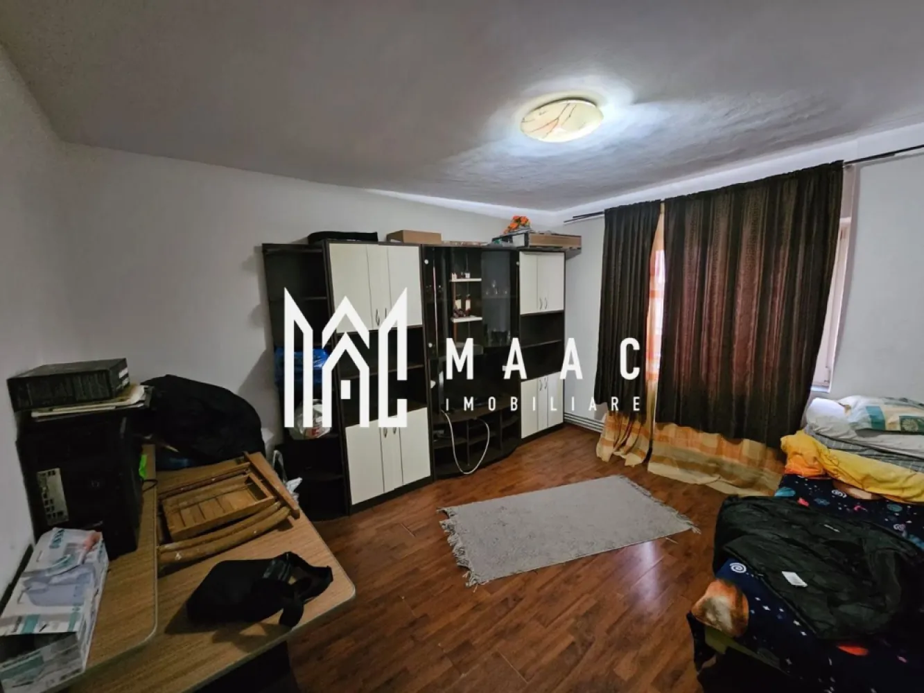 Garsoniera | Strand 2 | Etaj 1 | Boxa - MAAC Imobiliare vă propune spre vânzare o garsonieră situată în cartierul Ștrand II, una dintre cele mai apreciate zone ale orașului datorită liniștii, accesului rapid la punctele de interes și comunității bine dezvoltate. Detalii proprietate Tip: Garsonieră Cartier: Ștrand II, Sibiu Etaj: 1 Compartimentare practică, spațiu luminos și bine proporționat Ideală pentru locuit sau investiție Avantaje zonă Aproape de magazine, farmacii, stații de autobuz Parcuri și spații verzi în imediata vecinătate Acces rapid către centrul orașului Pentru detalii si programarea unei vizionari mentionati CP2834357 }}