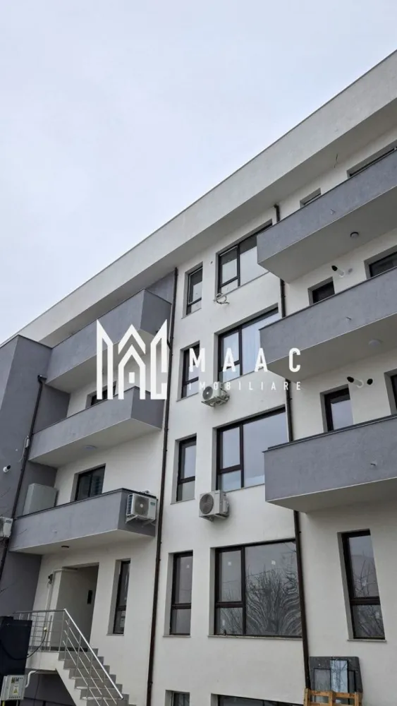 Apartament Bulevard 2 camere | Loc parcare subteran - ID anunț: CP2957695 MAAC Imobiliare vă propune spre vânzare un apartament nou, recent finalizat, situat într-o zonă liniștită de case, ideal pentru locuit. Apartamentul este amplasat la parter înalt într-un imobil modern cu 3 etaje și are o suprafață totală de 64 mp. Compartimentarea este practică și modernă, fiind compus din: hol de acces living open space zonă de dining dormitor dressing baie terasă Locuința beneficiază de finisaje moderne și dotări de calitate, printre care: gresie și faianță tâmplărie PVC cu geam termopan încălzire în pardoseală obiecte sanitare încastrate în perete centrală termică pe gaz (recent montată) Apartamentul se vinde împreună cu un loc de parcare în parcarea subterană, inclus în preț. Imobilul este situat într-o zonă exclusiv de case, ceea ce oferă liniște și intimitate, fără posibilitatea construirii altor blocuri în imediata apropiere. Se acceptă credit ipotecar. Pentru mai multe informații sau pentru programarea unei vizionări, nu ezitați să ne contactați. }}