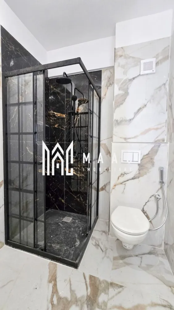 Apartament Bulevard 2 camere | Loc parcare subteran - ID anunț: CP2957695 MAAC Imobiliare vă propune spre vânzare un apartament nou, recent finalizat, situat într-o zonă liniștită de case, ideal pentru locuit. Apartamentul este amplasat la parter înalt într-un imobil modern cu 3 etaje și are o suprafață totală de 64 mp. Compartimentarea este practică și modernă, fiind compus din: hol de acces living open space zonă de dining dormitor dressing baie terasă Locuința beneficiază de finisaje moderne și dotări de calitate, printre care: gresie și faianță tâmplărie PVC cu geam termopan încălzire în pardoseală obiecte sanitare încastrate în perete centrală termică pe gaz (recent montată) Apartamentul se vinde împreună cu un loc de parcare în parcarea subterană, inclus în preț. Imobilul este situat într-o zonă exclusiv de case, ceea ce oferă liniște și intimitate, fără posibilitatea construirii altor blocuri în imediata apropiere. Se acceptă credit ipotecar. Pentru mai multe informații sau pentru programarea unei vizionări, nu ezitați să ne contactați. }}