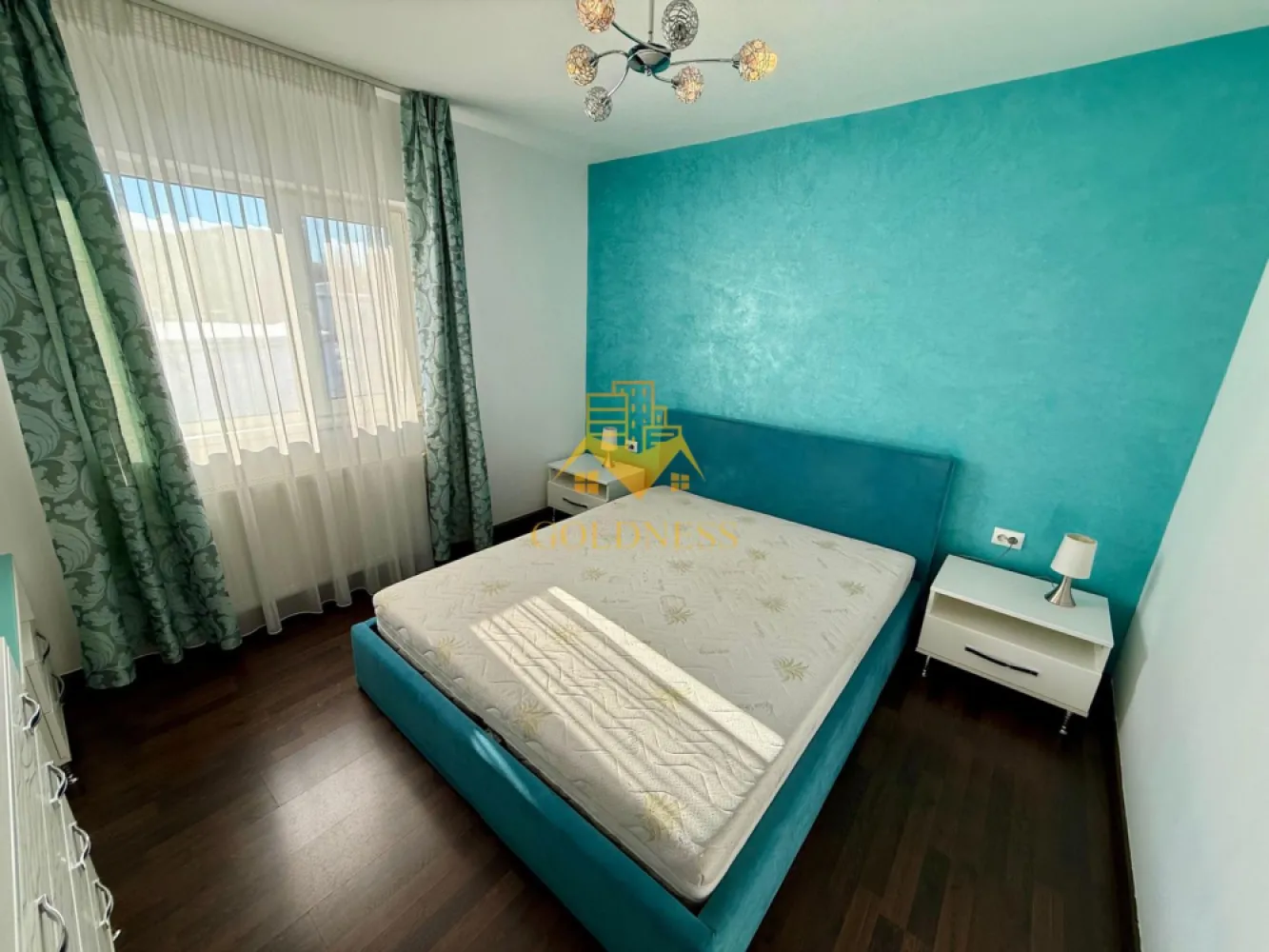 4 camere, 2 balcoane, 2 bai, Zorilor, Zona UTCN, MOL, Carrefour - GOLDNESS Imobiliare vă propune spre închiriere un apartament cu 4 camere complet mobilat și utilat, la etajul 3 într-un imobil de 4 etaje, în Cartierul Zorilor . Se află în apropierea stațiilor de transport în comun, magazine, restaurante, spații verzi, farmacii, etc. Apartamentul este compartimentat astfel: - 4 camere decomandate - bucatarie open space complet utilată și mobilată, loc de servit masa - 2 bai cu cabina de dus, calorifer port prosop și dulap pentru depozitare. - 2 balcoane de 10 mp. Imobilul este dotat cu toate cele necesare- centrală proprie, frigider, aragaz, hotă, mașină de spălat haine, etc. Dacă sunteți interesați de acest apartament și doriți să îl vizionați, dar și pentru alte oferte nu ezitați să ne contactați telefonic sau prin e-mail. Vă stăm la dispoziție! Pentru intermediere se percepe un comision de 50% din prețul chiriei! }}