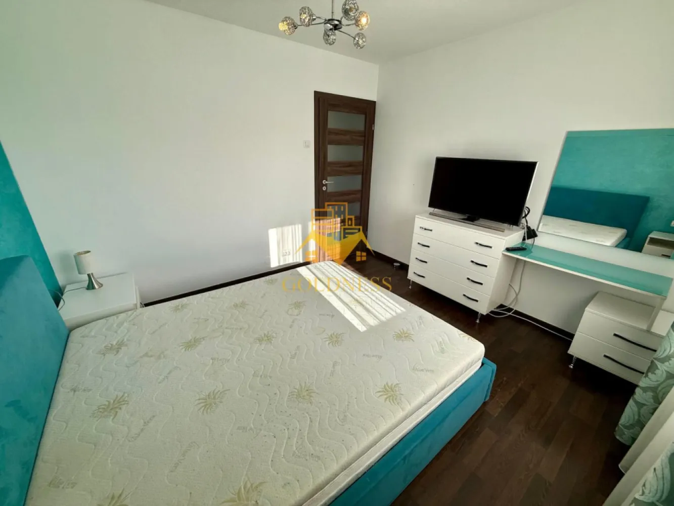 4 camere, 2 balcoane, 2 bai, Zorilor, Zona UTCN, MOL, Carrefour - GOLDNESS Imobiliare vă propune spre închiriere un apartament cu 4 camere complet mobilat și utilat, la etajul 3 într-un imobil de 4 etaje, în Cartierul Zorilor . Se află în apropierea stațiilor de transport în comun, magazine, restaurante, spații verzi, farmacii, etc. Apartamentul este compartimentat astfel: - 4 camere decomandate - bucatarie open space complet utilată și mobilată, loc de servit masa - 2 bai cu cabina de dus, calorifer port prosop și dulap pentru depozitare. - 2 balcoane de 10 mp. Imobilul este dotat cu toate cele necesare- centrală proprie, frigider, aragaz, hotă, mașină de spălat haine, etc. Dacă sunteți interesați de acest apartament și doriți să îl vizionați, dar și pentru alte oferte nu ezitați să ne contactați telefonic sau prin e-mail. Vă stăm la dispoziție! Pentru intermediere se percepe un comision de 50% din prețul chiriei! }}