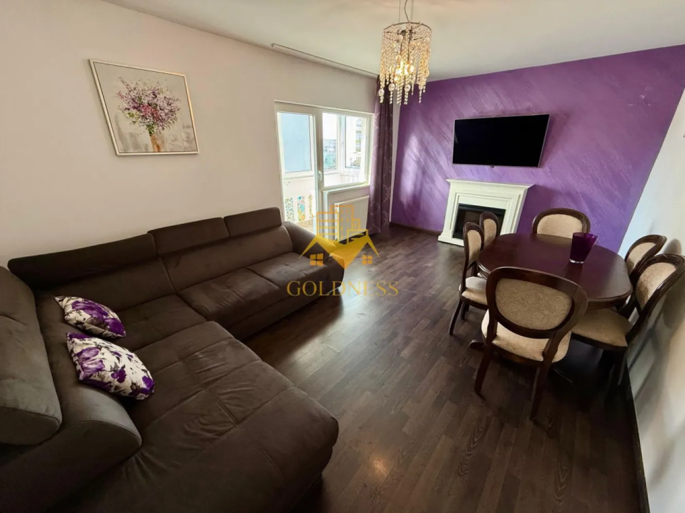 4 camere, 2 balcoane, 2 bai, Zorilor, Zona UTCN, MOL, Carrefour - GOLDNESS Imobiliare vă propune spre închiriere un apartament cu 4 camere complet mobilat și utilat, la etajul 3 într-un imobil de 4 etaje, în Cartierul Zorilor . Se află în apropierea stațiilor de transport în comun, magazine, restaurante, spații verzi, farmacii, etc. Apartamentul este compartimentat astfel: - 4 camere decomandate - bucatarie open space complet utilată și mobilată, loc de servit masa - 2 bai cu cabina de dus, calorifer port prosop și dulap pentru depozitare. - 2 balcoane de 10 mp. Imobilul este dotat cu toate cele necesare- centrală proprie, frigider, aragaz, hotă, mașină de spălat haine, etc. Dacă sunteți interesați de acest apartament și doriți să îl vizionați, dar și pentru alte oferte nu ezitați să ne contactați telefonic sau prin e-mail. Vă stăm la dispoziție! Pentru intermediere se percepe un comision de 50% din prețul chiriei! }}