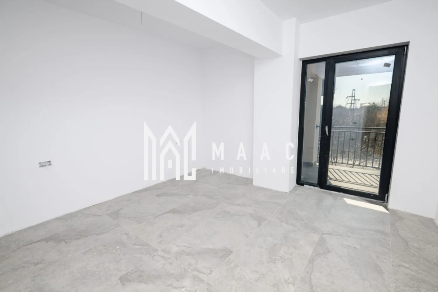 Apartament 3 camere | 110MP | Bloc Nou - ID anunț: CP2969258 Apartament de lux cu 3 camere – bloc nou 2025, Ostroveni Agenția MAAC Imobiliare vă propune spre vânzare un apartament modern și spațios, situat într-un bloc nou finalizat în 2025, într-o zonă foarte apreciată a cartierului Ostroveni, pe strada Aurelian Sacerdoteanu din Râmnicu Vâlcea. Locuința are o suprafață generoasă de 110 mp totala, si 96mp utili și este compartimentată inteligent în 3 camere luminoase, 2 băi, oferind confort și funcționalitate pentru o familie sau pentru cei care își doresc un spațiu premium. Apartamentul se află la etajul 2 din 4, într-un imobil dotat cu lift, și se vinde complet finisat „la cheie”, bai complet mobilate si utilate ( cade, wc, corp, bideu) fiind pregătit pentru mutare imediată. Printre dotările care asigură un nivel ridicat de confort se numără încălzirea în pardoseală, care oferă o temperatură uniformă în toată locuința, precum și aerul condiționat, ideal pentru zilele călduroase de vară. Proprietatea reprezintă o alegere excelentă atât pentru locuire, cât și pentru investiție, datorită poziției bune și a standardului ridicat de construcție. Preț: 150.000 €, TVA 21% inclus in pret. Posibilitate de achizitie loc de parcare subteran si boxa la subsol Locuri de parcare in fata blocului oferite cu abonament de catre primarie Pentru mai multe informații sau pentru programarea unei vizionări, vă stăm cu drag la dispoziție. MAAC Imobiliare – partenerul dumneavoastră de încredere în imobiliare. }}