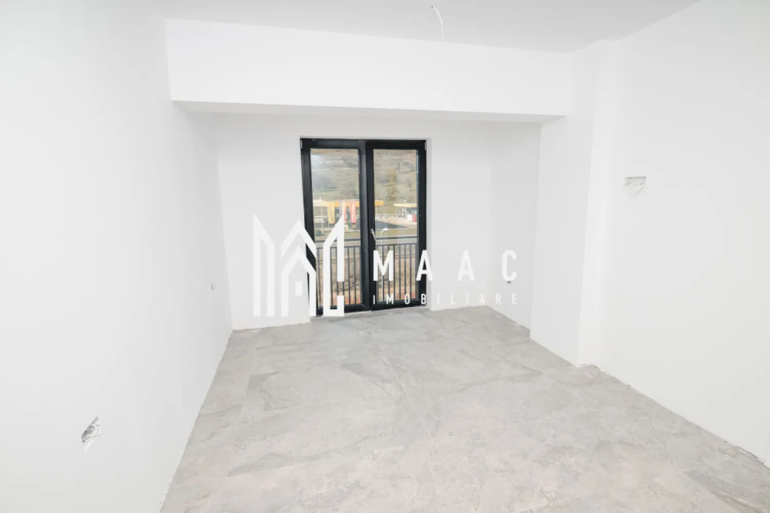 Apartament 3 camere | 110MP | Bloc Nou - ID anunț: CP2969258 Apartament de lux cu 3 camere – bloc nou 2025, Ostroveni Agenția MAAC Imobiliare vă propune spre vânzare un apartament modern și spațios, situat într-un bloc nou finalizat în 2025, într-o zonă foarte apreciată a cartierului Ostroveni, pe strada Aurelian Sacerdoteanu din Râmnicu Vâlcea. Locuința are o suprafață generoasă de 110 mp totala, si 96mp utili și este compartimentată inteligent în 3 camere luminoase, 2 băi, oferind confort și funcționalitate pentru o familie sau pentru cei care își doresc un spațiu premium. Apartamentul se află la etajul 2 din 4, într-un imobil dotat cu lift, și se vinde complet finisat „la cheie”, bai complet mobilate si utilate ( cade, wc, corp, bideu) fiind pregătit pentru mutare imediată. Printre dotările care asigură un nivel ridicat de confort se numără încălzirea în pardoseală, care oferă o temperatură uniformă în toată locuința, precum și aerul condiționat, ideal pentru zilele călduroase de vară. Proprietatea reprezintă o alegere excelentă atât pentru locuire, cât și pentru investiție, datorită poziției bune și a standardului ridicat de construcție. Preț: 150.000 €, TVA 21% inclus in pret. Posibilitate de achizitie loc de parcare subteran si boxa la subsol Locuri de parcare in fata blocului oferite cu abonament de catre primarie Pentru mai multe informații sau pentru programarea unei vizionări, vă stăm cu drag la dispoziție. MAAC Imobiliare – partenerul dumneavoastră de încredere în imobiliare. }}