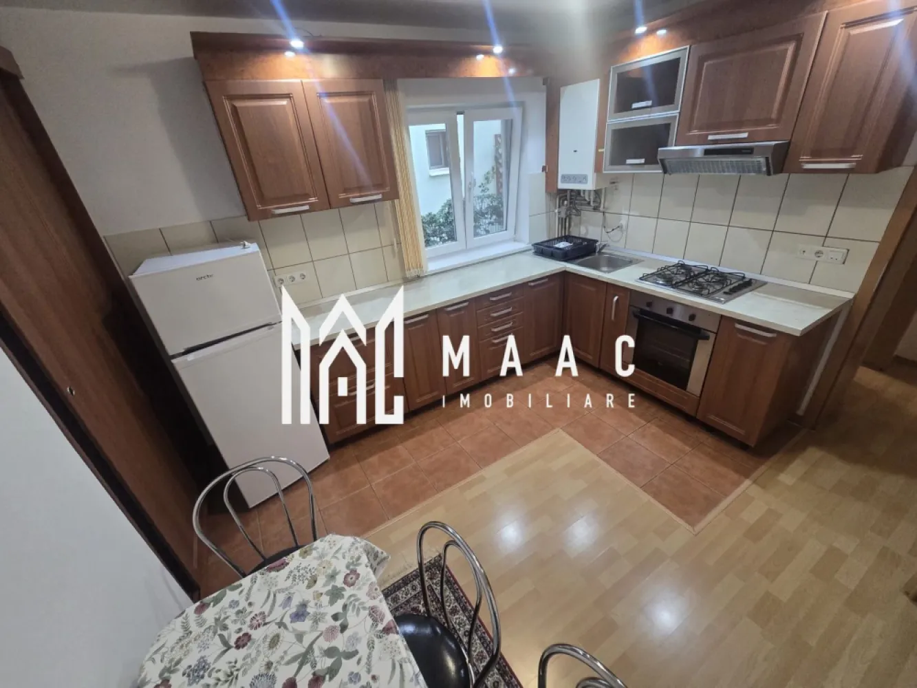 Apartament 2 camere decomandat parter gradina Strand - Apartament 2 camere decomandate de închiriat – Ștrand | Grădină proprie intrare separata | Parcare privată

Oferim spre închiriere un apartament cu 2 camere decomandate, situat în cartierul Ștrand, pe o stradă liniștită, în imediata apropiere a parcului – o locație ideală pentru cei care își doresc confort și liniște.

Apartamentul este complet mobilat și utilat, fiind disponibil pentru mutare imediată. Compartimentarea este practică și funcțională, incluzând:

Living spațios și dormitor separat;
Bucătărie închisă, complet mobilată și utilată;
Baie cu cadă și geam pentru aerisire naturală;
Balcon închis;
Grădină proprie de aproximativ 20 mp, perfectă pentru relaxare.

În plus, apartamentul beneficiază de:

Loc de parcare privat;
Zonă liniștită, cu acces facil către parc, magazine, mijloace de transport și alte puncte de interes.

Condiții de închiriere:

Disponibil imediat;
Nu se acceptă animale de companie.

Pentru mai multe detalii specificati CP3210119 la telefon .
