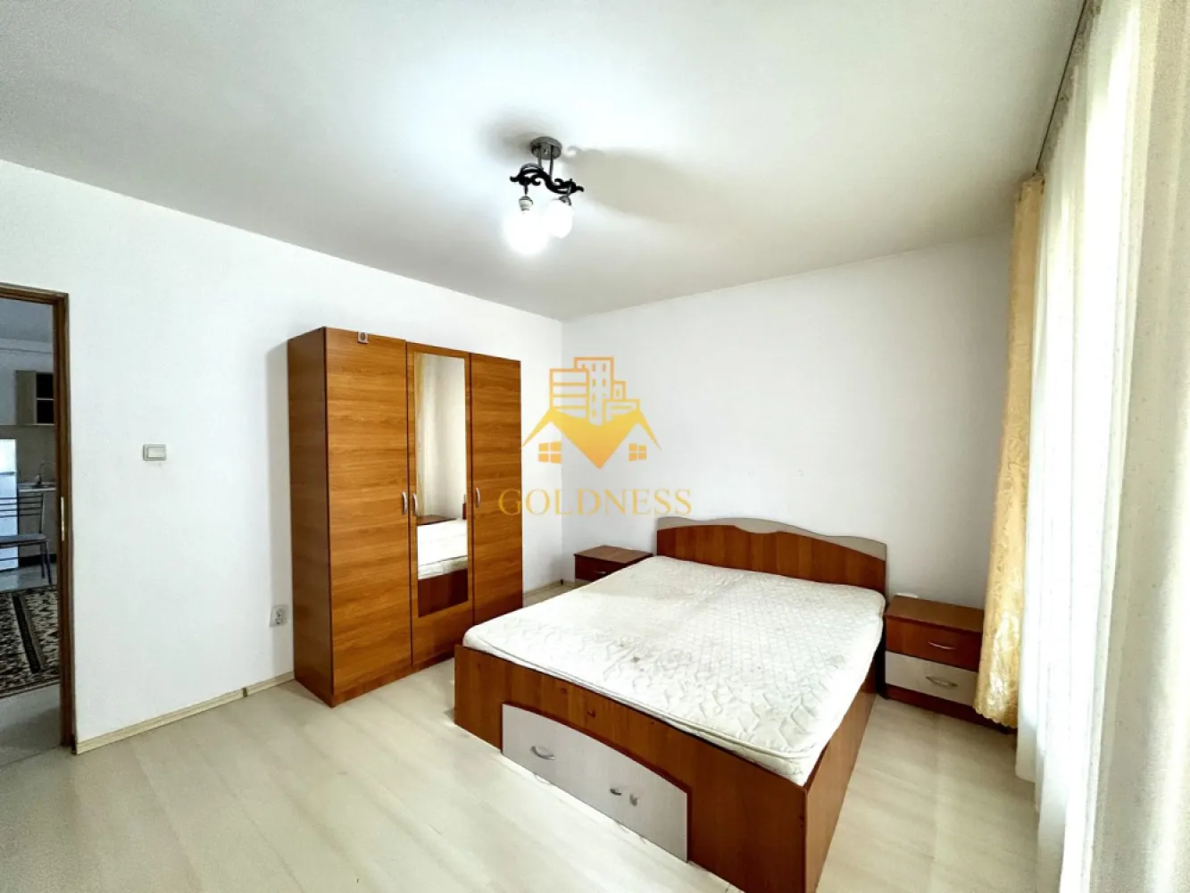 2 camere open space, Parcare, Zona Poligonului, Floresti, Profi - GOLDNESS Imobiliare vă propune spre închiriere un apartament cu 2 camere complet mobilat și utilat, la parter într-un imobil de 2 etaje, situat în Floresti.
Posibilitate de parcare in curtea blocului!
Se află în apropierea stațiilor de transport în comun, magazine, restaurante, spații verzi, farmacii, etc. 

Apartamentul este compartimentat astfel:
 - dormitor cu pat matrimonial, dressing, noptiere, comoda tv, televizor 
 - living cu bucatarie open space complet utilată și mobilată, canapea extensibilă, loc de servit masa 
 - baie cu cada, calorifer port prosop și dulap pentru depozitare.
 - balcon de 5 mp.

Imobilul este dotat cu toate cele necesare- centrală proprie, frigider, aragaz, hotă, mașină de spălat haine, televizor, etc. 

Dacă sunteți interesați de acest apartament și doriți să îl vizionați, dar și pentru alte oferte nu ezitați să ne contactați telefonic sau prin e-mail. Vă stăm la dispoziție!
Pentru intermediere se percepe un comision de 50% din prețul chiriei!