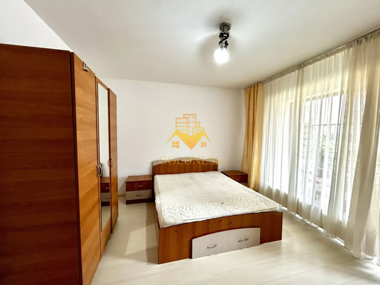 2 camere open space, Parcare, Zona Poligonului, Floresti, Profi - GOLDNESS Imobiliare vă propune spre închiriere un apartament cu 2 camere complet mobilat și utilat, la parter într-un imobil de 2 etaje, situat în Floresti.
Posibilitate de parcare in curtea blocului!
Se află în apropierea stațiilor de transport în comun, magazine, restaurante, spații verzi, farmacii, etc. 

Apartamentul este compartimentat astfel:
 - dormitor cu pat matrimonial, dressing, noptiere, comoda tv, televizor 
 - living cu bucatarie open space complet utilată și mobilată, canapea extensibilă, loc de servit masa 
 - baie cu cada, calorifer port prosop și dulap pentru depozitare.
 - balcon de 5 mp.

Imobilul este dotat cu toate cele necesare- centrală proprie, frigider, aragaz, hotă, mașină de spălat haine, televizor, etc. 

Dacă sunteți interesați de acest apartament și doriți să îl vizionați, dar și pentru alte oferte nu ezitați să ne contactați telefonic sau prin e-mail. Vă stăm la dispoziție!
Pentru intermediere se percepe un comision de 50% din prețul chiriei!