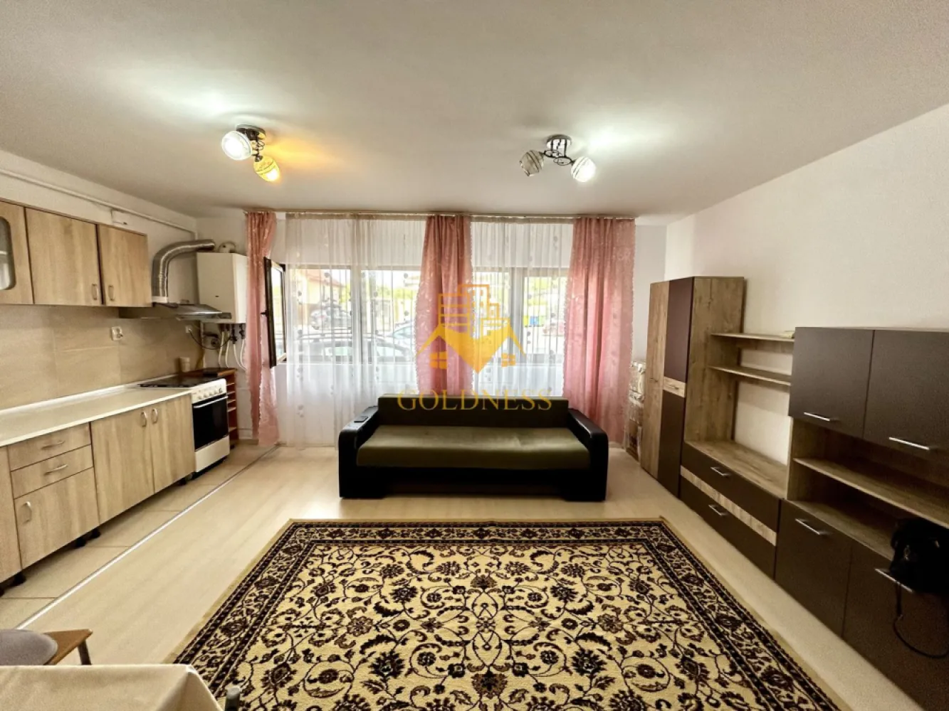 2 camere open space, Parcare, Zona Poligonului, Floresti, Profi - GOLDNESS Imobiliare vă propune spre închiriere un apartament cu 2 camere complet mobilat și utilat, la parter într-un imobil de 2 etaje, situat în Floresti.
Posibilitate de parcare in curtea blocului!
Se află în apropierea stațiilor de transport în comun, magazine, restaurante, spații verzi, farmacii, etc. 

Apartamentul este compartimentat astfel:
 - dormitor cu pat matrimonial, dressing, noptiere, comoda tv, televizor 
 - living cu bucatarie open space complet utilată și mobilată, canapea extensibilă, loc de servit masa 
 - baie cu cada, calorifer port prosop și dulap pentru depozitare.
 - balcon de 5 mp.

Imobilul este dotat cu toate cele necesare- centrală proprie, frigider, aragaz, hotă, mașină de spălat haine, televizor, etc. 

Dacă sunteți interesați de acest apartament și doriți să îl vizionați, dar și pentru alte oferte nu ezitați să ne contactați telefonic sau prin e-mail. Vă stăm la dispoziție!
Pentru intermediere se percepe un comision de 50% din prețul chiriei!