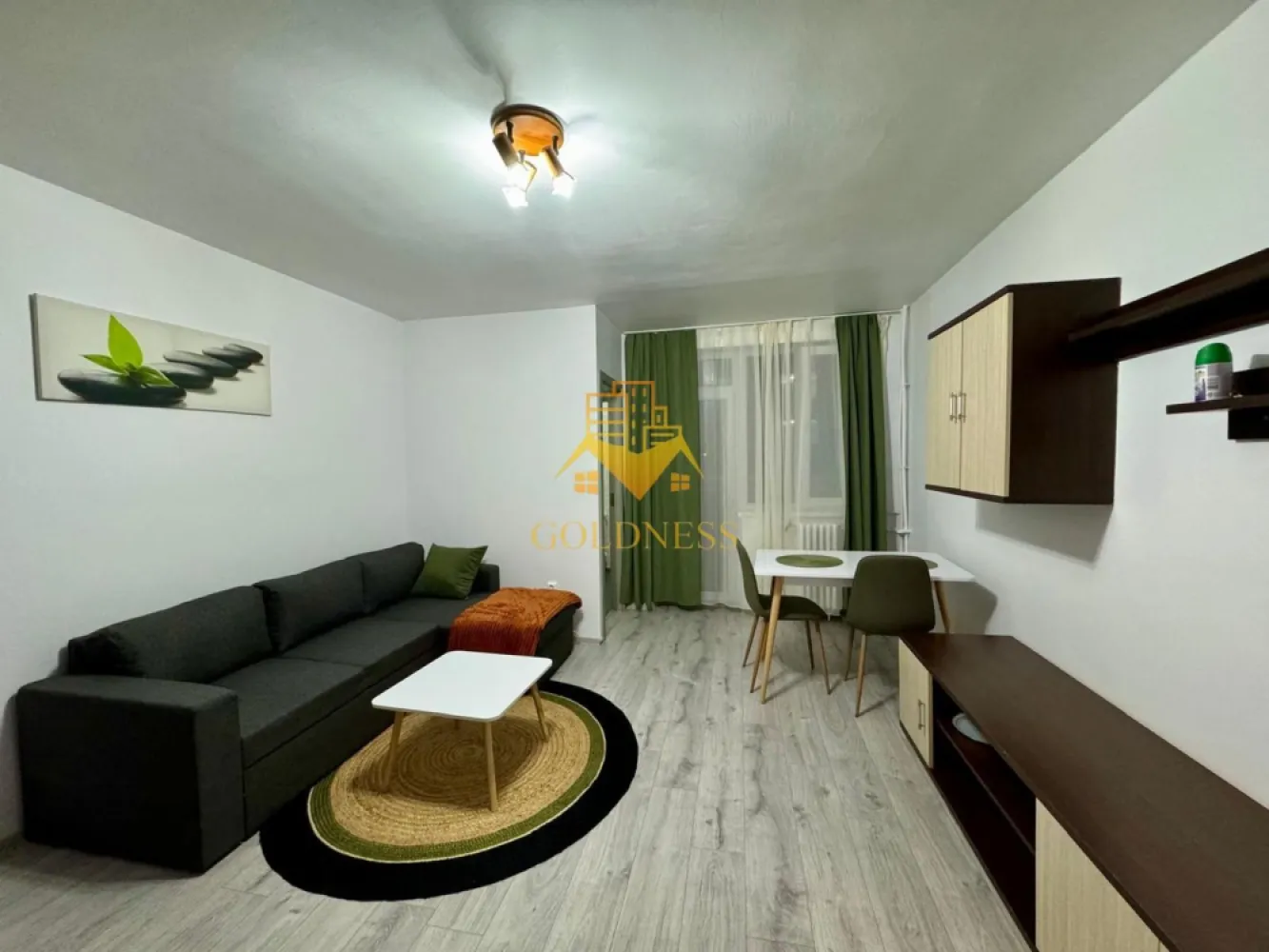 Garsoniera/ STUDIO, Manastur, Profi, Zona La Terenuri/Bucium, Parang - GOLDNESS Imobiliare vă propune spre închiriere o garsonieră complet mobilat și utilat, la etajul 7 într-un imobil de 10 etaje, în Cartierul Mănăștur . Se gasesc locuri de parcare pe strazile din vecinatatile blocului. Se află în apropierea stațiilor de transport în comun, magazine, restaurante, spații verzi, farmacii, etc. Apartamentul este compartimentat astfel: - o cameră cu canapea extensibilă, dressing, fotoliu, măsuță de cafea - bucatarie complet utilată, loc de servit masa - baie cu cadă , calorifer și dulap pentru depozitare. - balcon 3 mp. Imobilul este dotat cu toate cele necesare- termoficare, mașină de spălat haine, frigider, aragaz, etc. Dacă sunteți interesați de acest apartament și doriți să îl vizionați, dar și pentru alte oferte nu ezitați să ne contactați telefonic sau prin e-mail. Vă stăm la dispoziție! Pentru intermediere se percepe un comision de 50% din prețul chiriei! }}