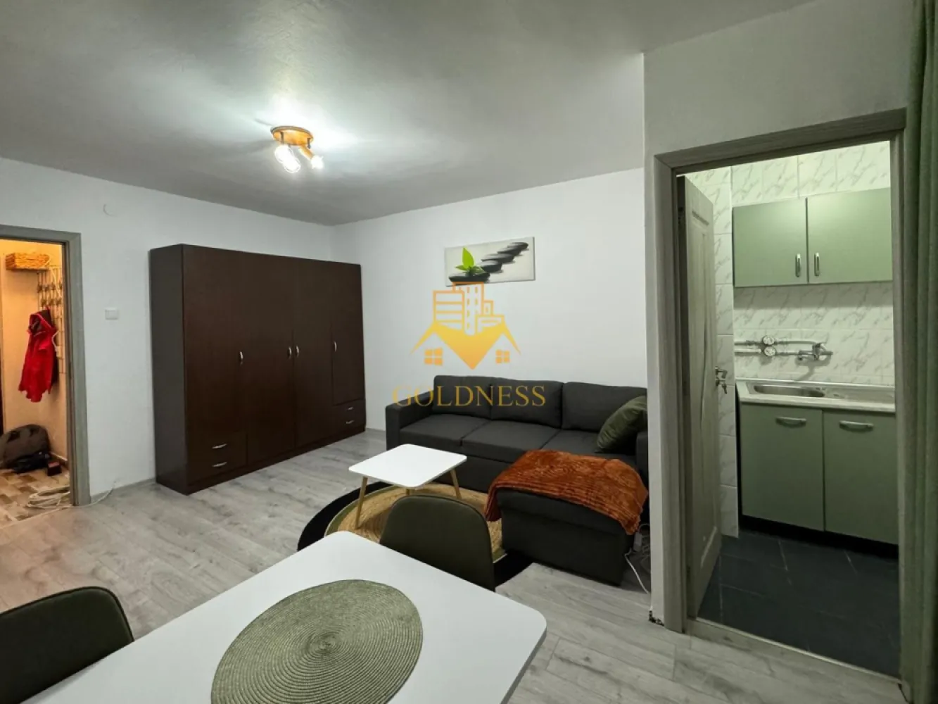 Garsoniera/ STUDIO, Manastur, Profi, Zona La Terenuri/Bucium, Parang - GOLDNESS Imobiliare vă propune spre închiriere o garsonieră complet mobilat și utilat, la etajul 7 într-un imobil de 10 etaje, în Cartierul Mănăștur . Se gasesc locuri de parcare pe strazile din vecinatatile blocului. Se află în apropierea stațiilor de transport în comun, magazine, restaurante, spații verzi, farmacii, etc. Apartamentul este compartimentat astfel: - o cameră cu canapea extensibilă, dressing, fotoliu, măsuță de cafea - bucatarie complet utilată, loc de servit masa - baie cu cadă , calorifer și dulap pentru depozitare. - balcon 3 mp. Imobilul este dotat cu toate cele necesare- termoficare, mașină de spălat haine, frigider, aragaz, etc. Dacă sunteți interesați de acest apartament și doriți să îl vizionați, dar și pentru alte oferte nu ezitați să ne contactați telefonic sau prin e-mail. Vă stăm la dispoziție! Pentru intermediere se percepe un comision de 50% din prețul chiriei! }}