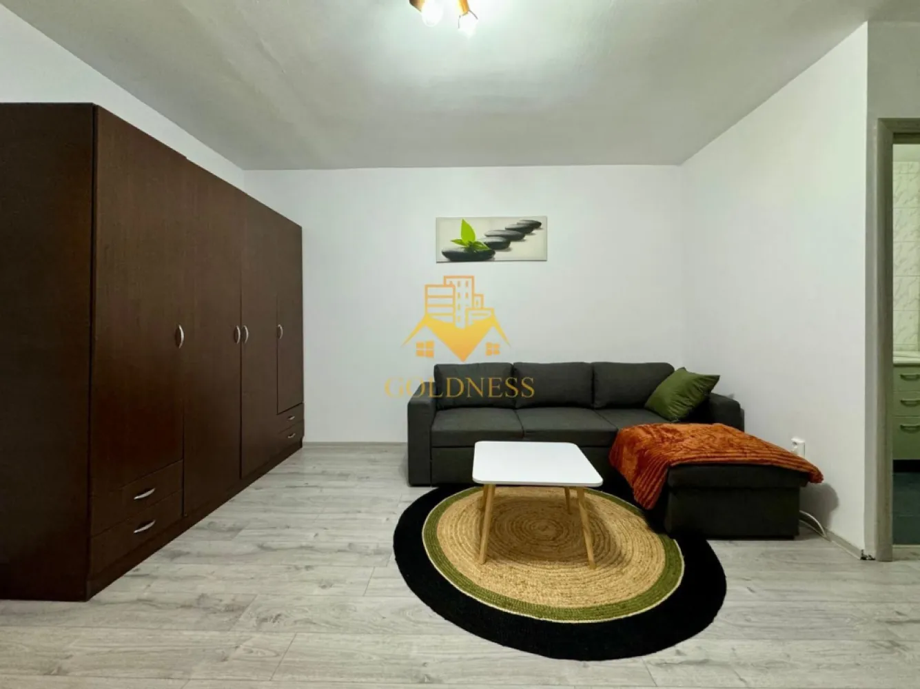 Garsoniera/ STUDIO, Manastur, Profi, Zona La Terenuri/Bucium, Parang - GOLDNESS Imobiliare vă propune spre închiriere o garsonieră complet mobilat și utilat, la etajul 7 într-un imobil de 10 etaje, în Cartierul Mănăștur . Se gasesc locuri de parcare pe strazile din vecinatatile blocului. Se află în apropierea stațiilor de transport în comun, magazine, restaurante, spații verzi, farmacii, etc. Apartamentul este compartimentat astfel: - o cameră cu canapea extensibilă, dressing, fotoliu, măsuță de cafea - bucatarie complet utilată, loc de servit masa - baie cu cadă , calorifer și dulap pentru depozitare. - balcon 3 mp. Imobilul este dotat cu toate cele necesare- termoficare, mașină de spălat haine, frigider, aragaz, etc. Dacă sunteți interesați de acest apartament și doriți să îl vizionați, dar și pentru alte oferte nu ezitați să ne contactați telefonic sau prin e-mail. Vă stăm la dispoziție! Pentru intermediere se percepe un comision de 50% din prețul chiriei! }}